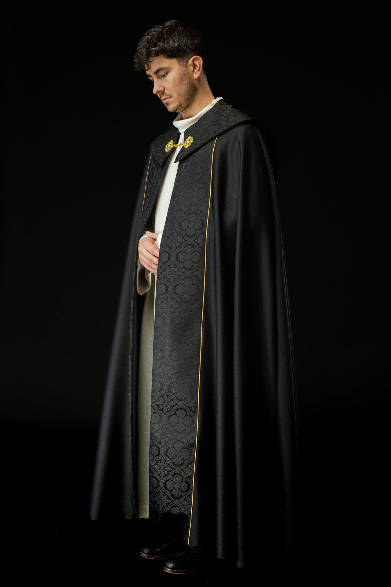 Czarna kapa liturgiczna z złotym haftem krzyża na żakardzie