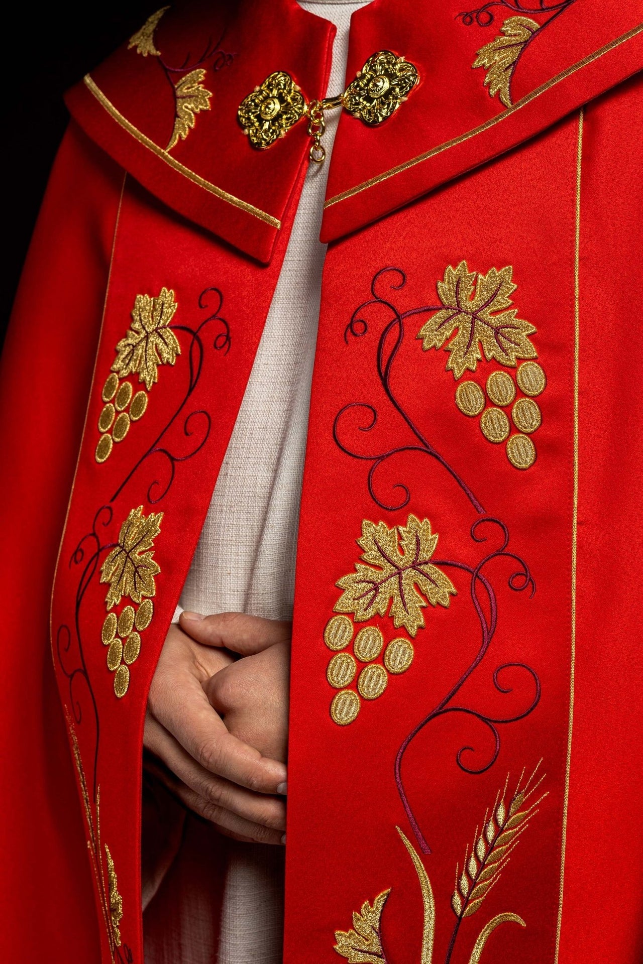 Czerwona kapa liturgiczna z złotym haftem IHS i winogron