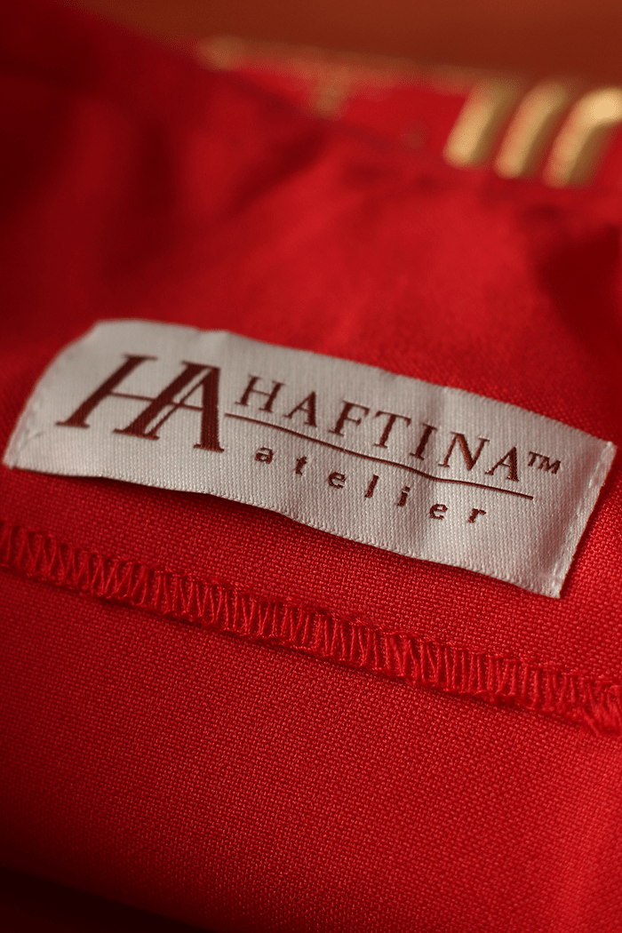 Czerwony ornat haftowany z motywem krzyża