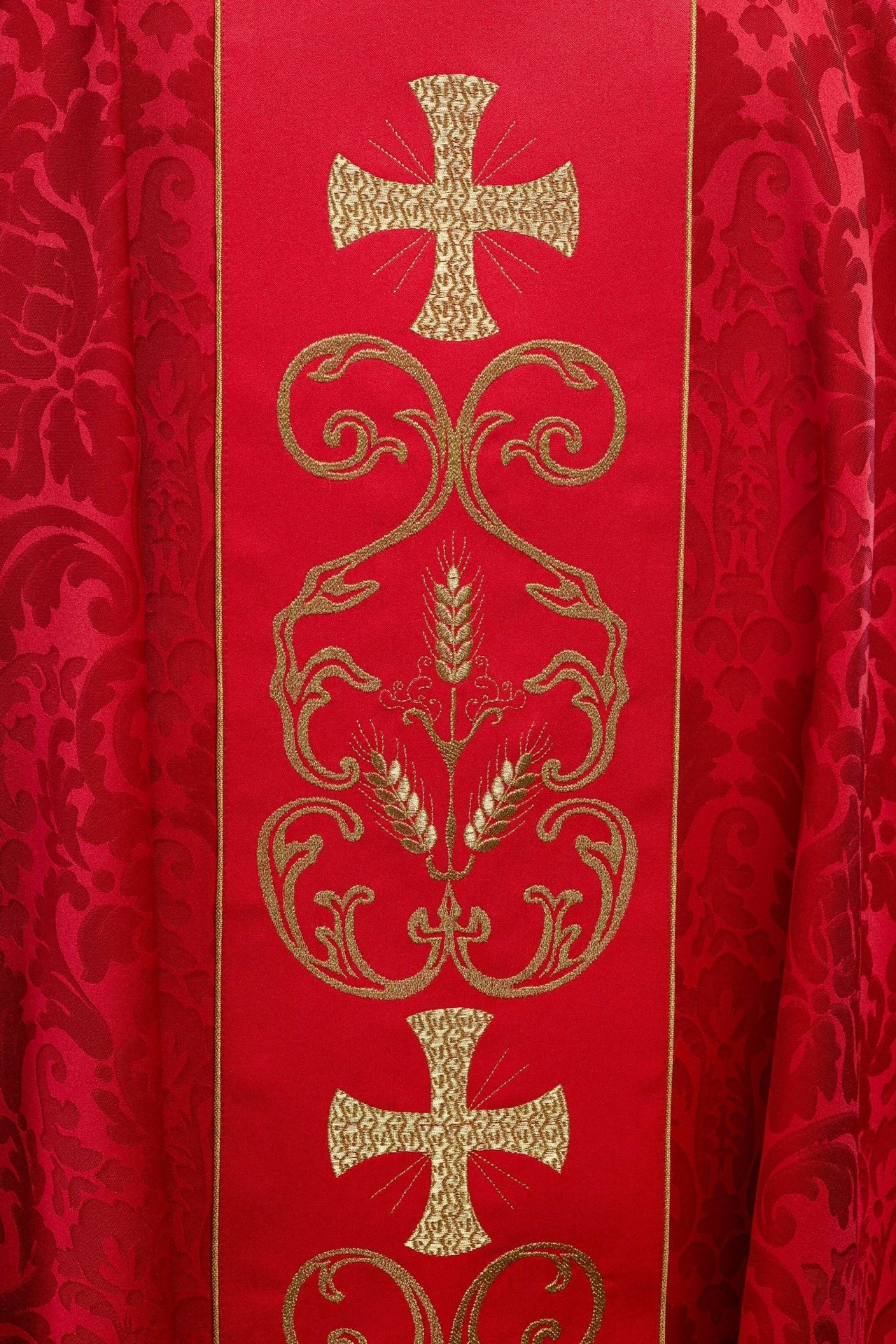 Czerwony ornat liturgiczny zdobiony haftowanym pasem