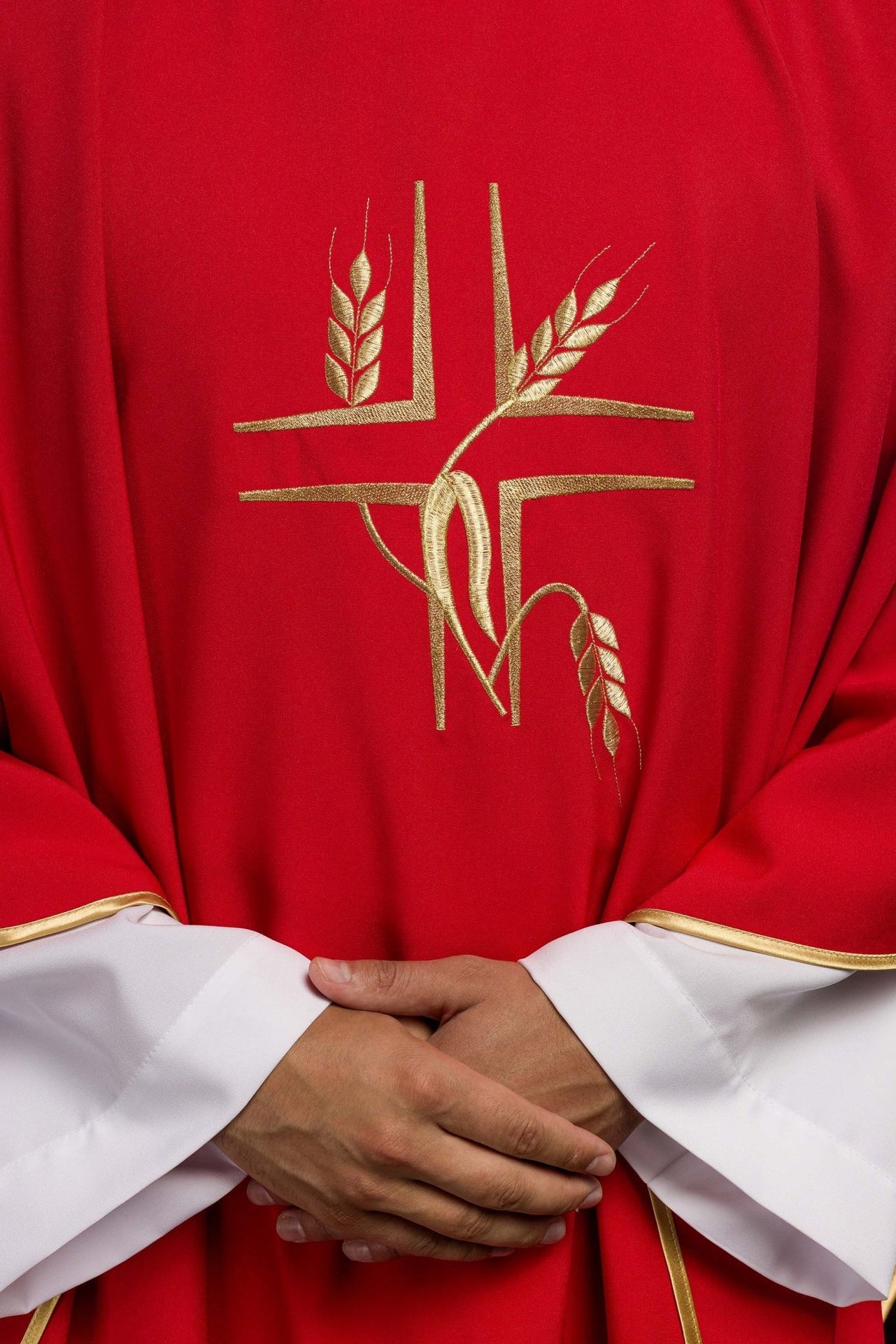 Czerwony ornat z haftem Krzyża i Kłosów