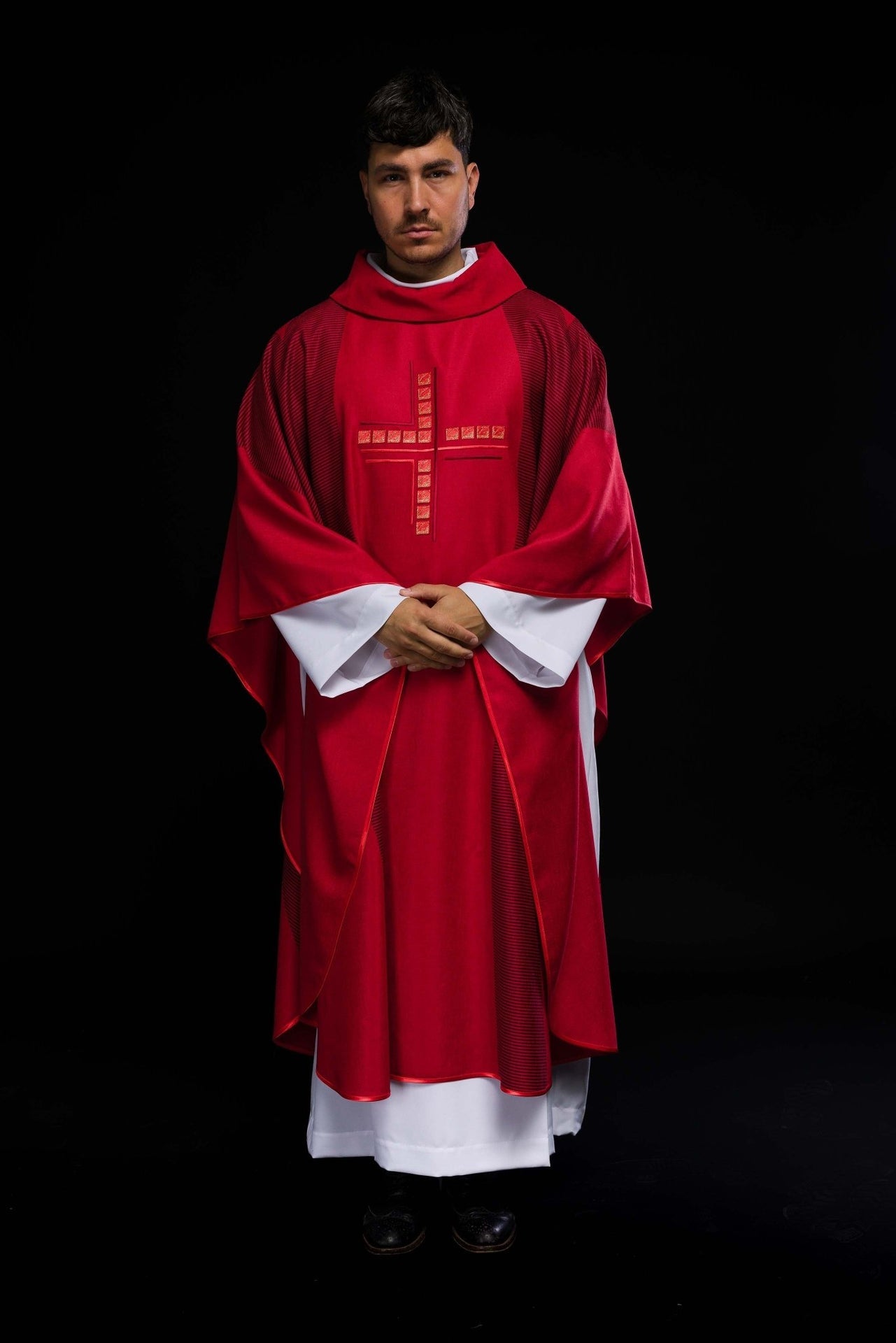 Czerwony ornat z krzyżem