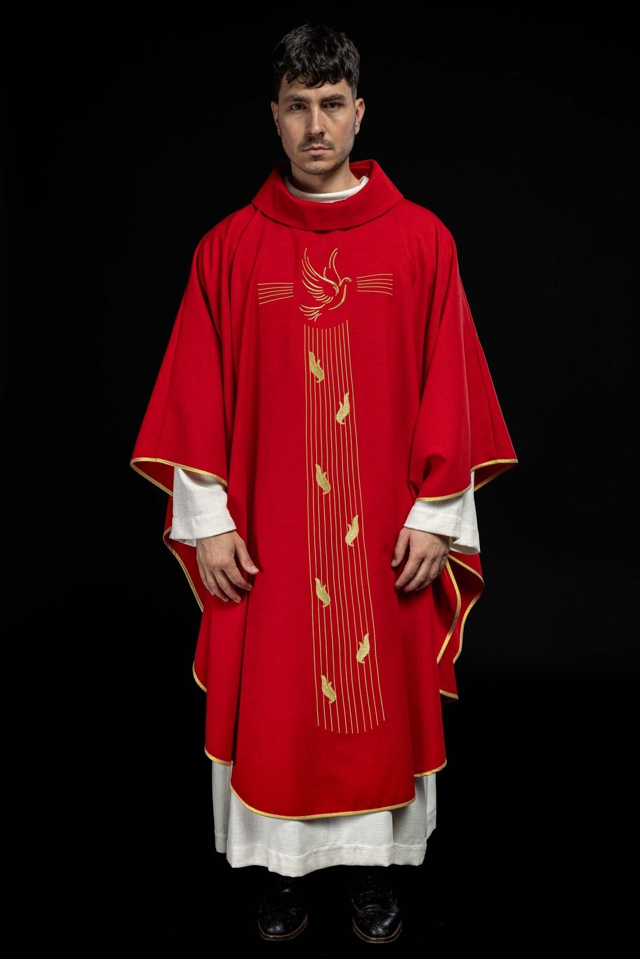 Czerwony ornat z złotą lamówką i haftem Ducha Świętego