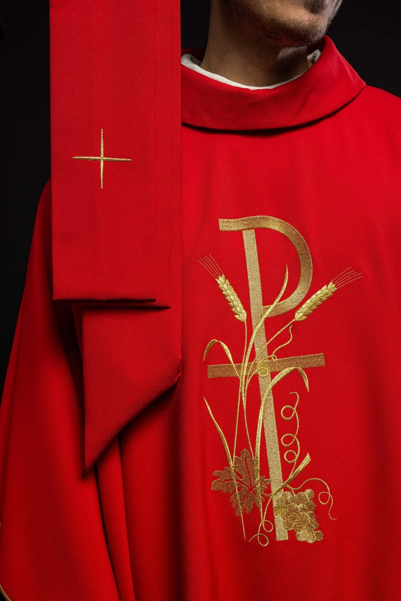 Czerwony ornat z złotym haftem krzyża