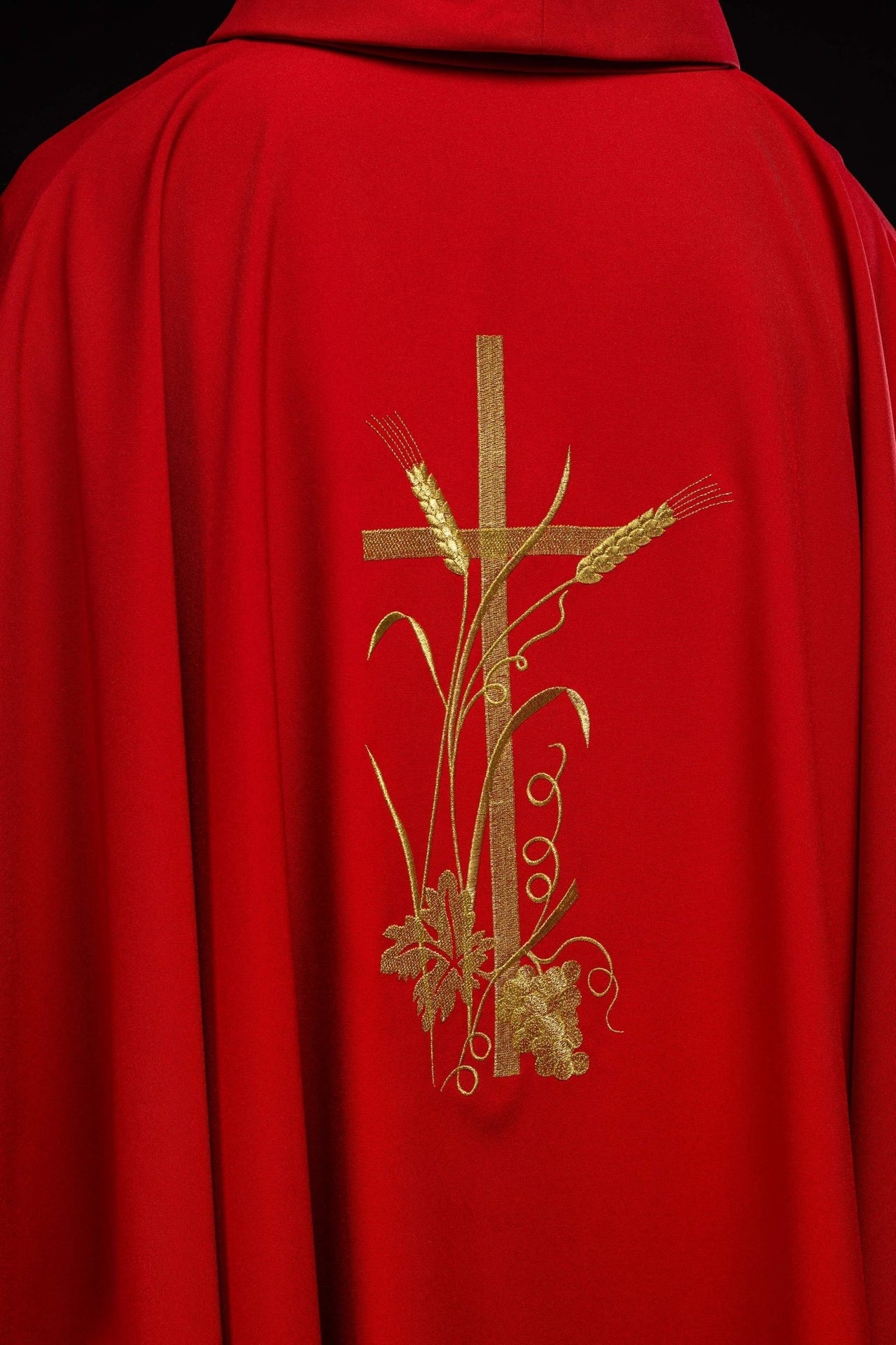 Czerwony ornat z złotym haftem krzyża