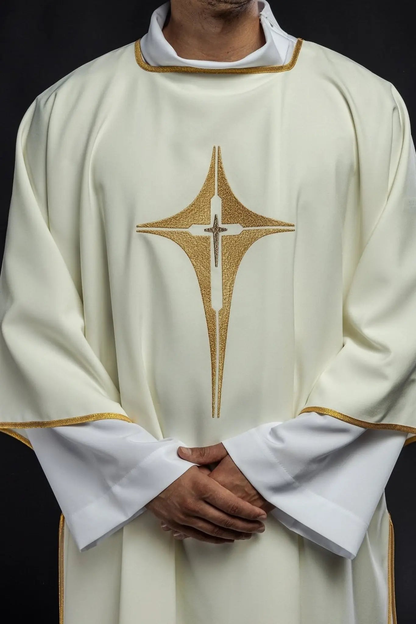 Dalmatica with embroidered gold cross in ecru