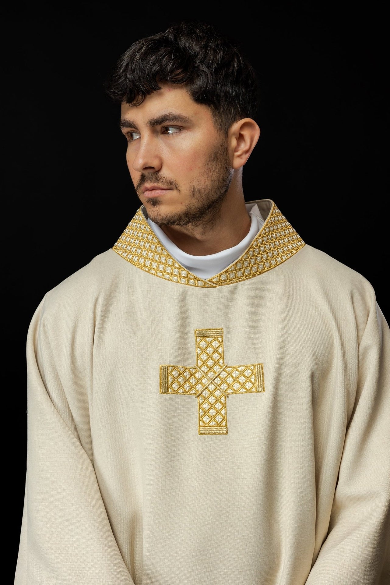 Dalmatyka z haftowanymi krzyżami i kołnierzem ecru
