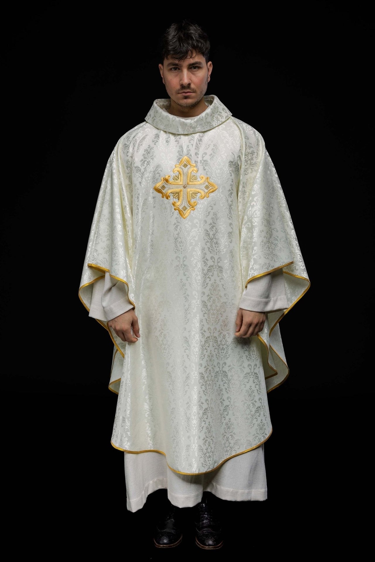 Ecru ornat z krzyżem uszyty z wzorzystej tkaniny