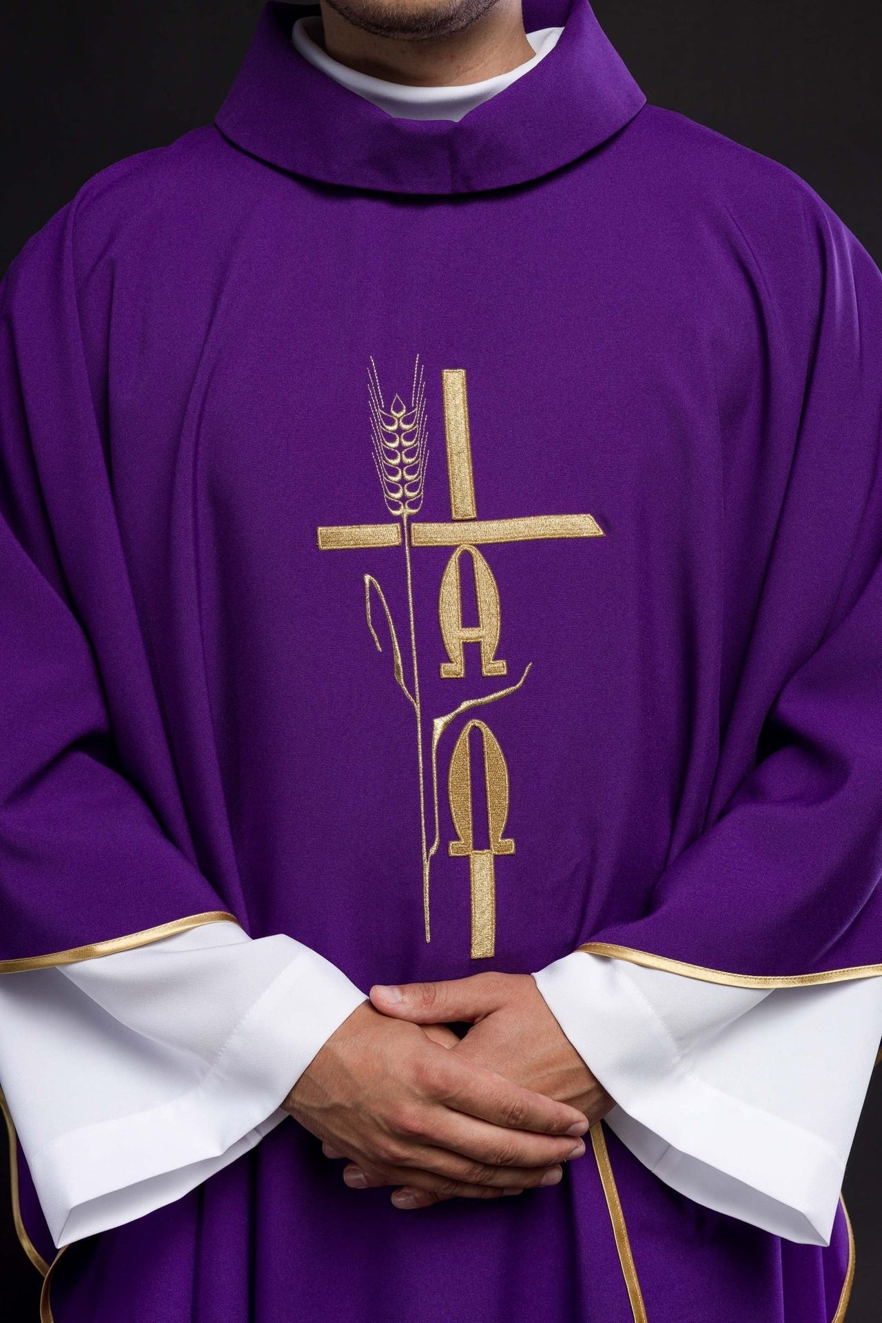 Fioletowy ornat z haftem Alfa Omega