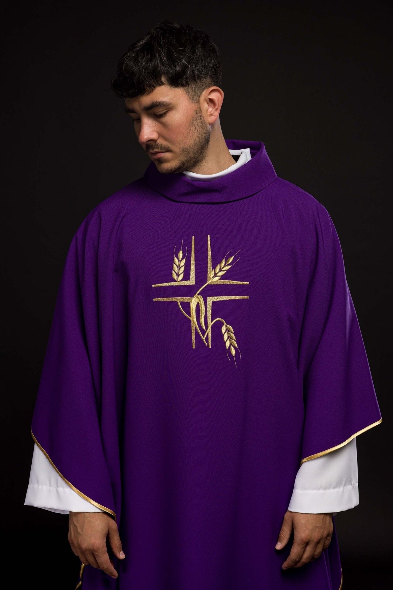 Fioletowy ornat z haftem Krzyża i Kłosów