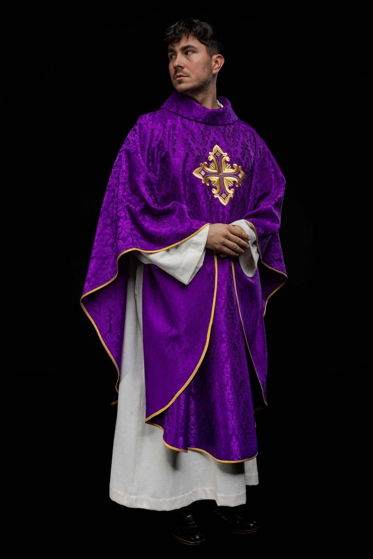 Fioletowy ornat z krzyżem uszyty z wzorzystej tkaniny