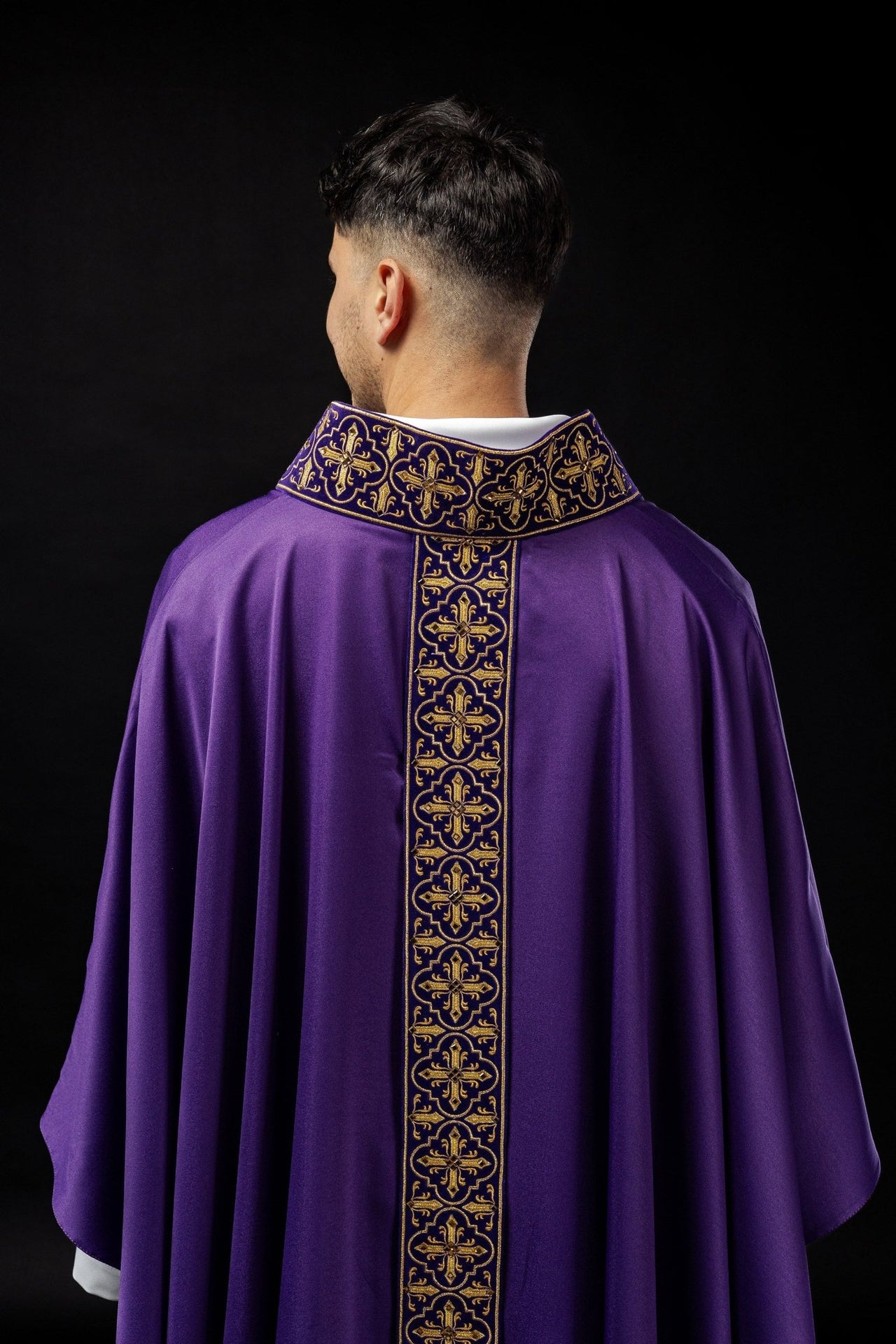 Fioletowy ornat zdobiony pięćset kamieni dekoracyjnych