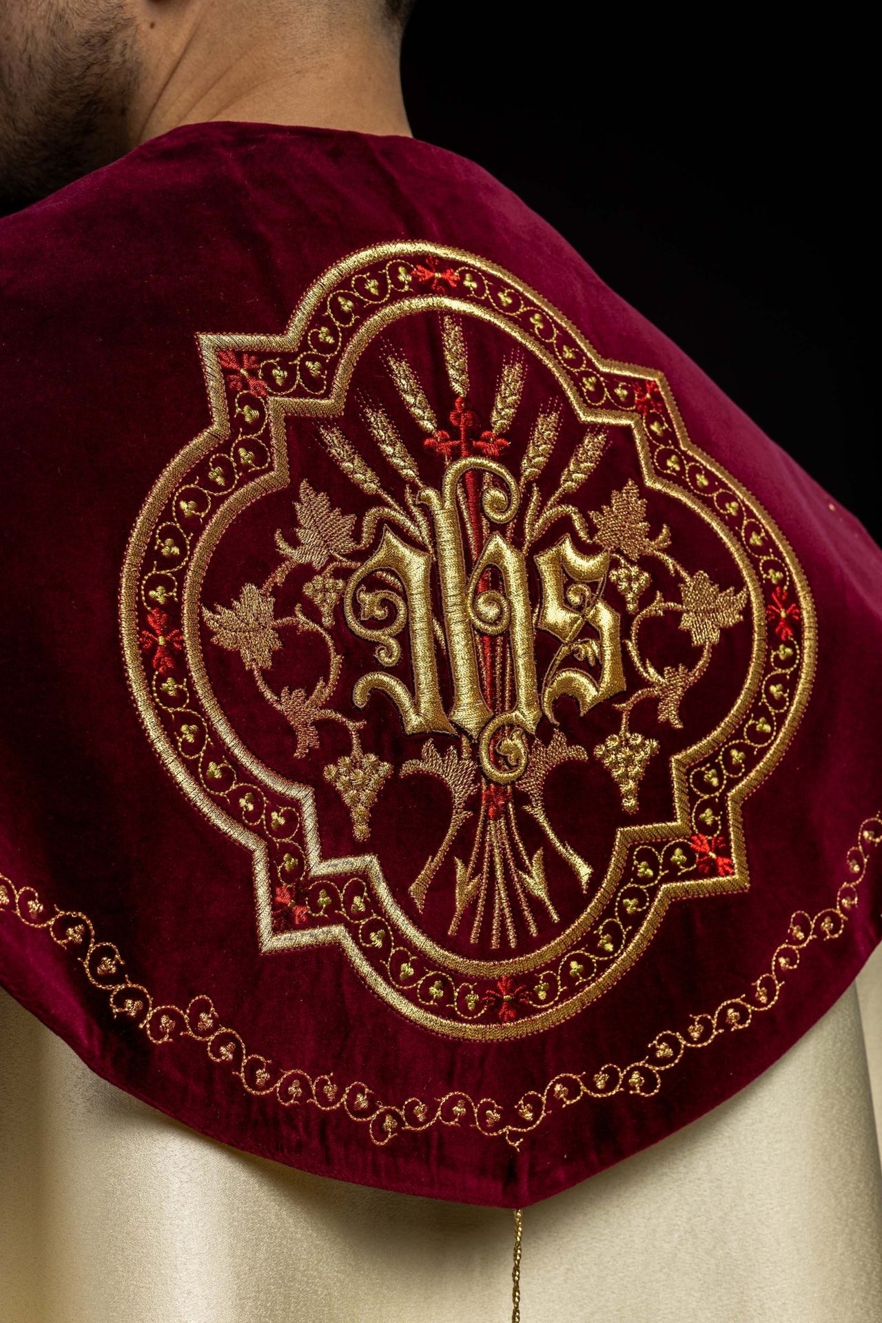 Kapa haftowana na aksamicie IHS ecru