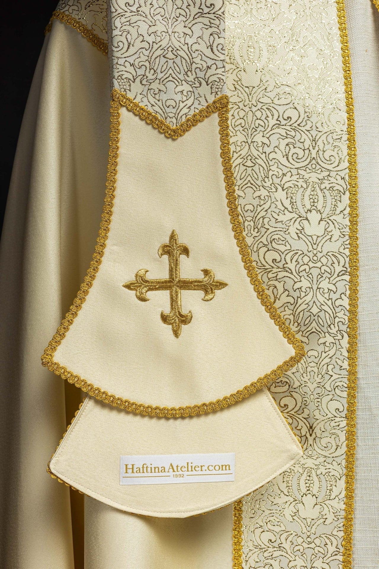 Kapa haftowana ozdobiona tkanina żakardowa ecru
