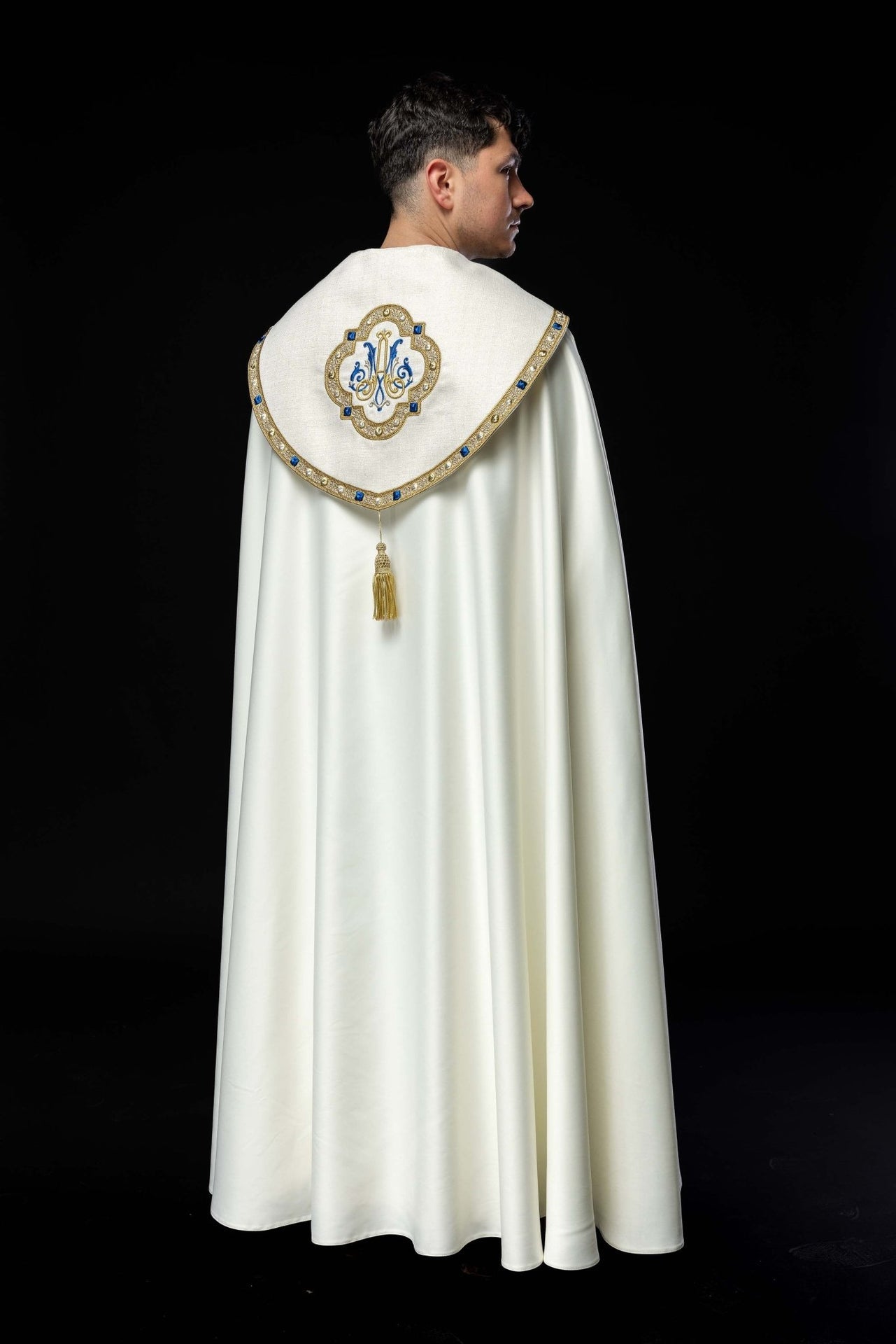 Kapa liturgiczna haftowana z herbem maryjnym