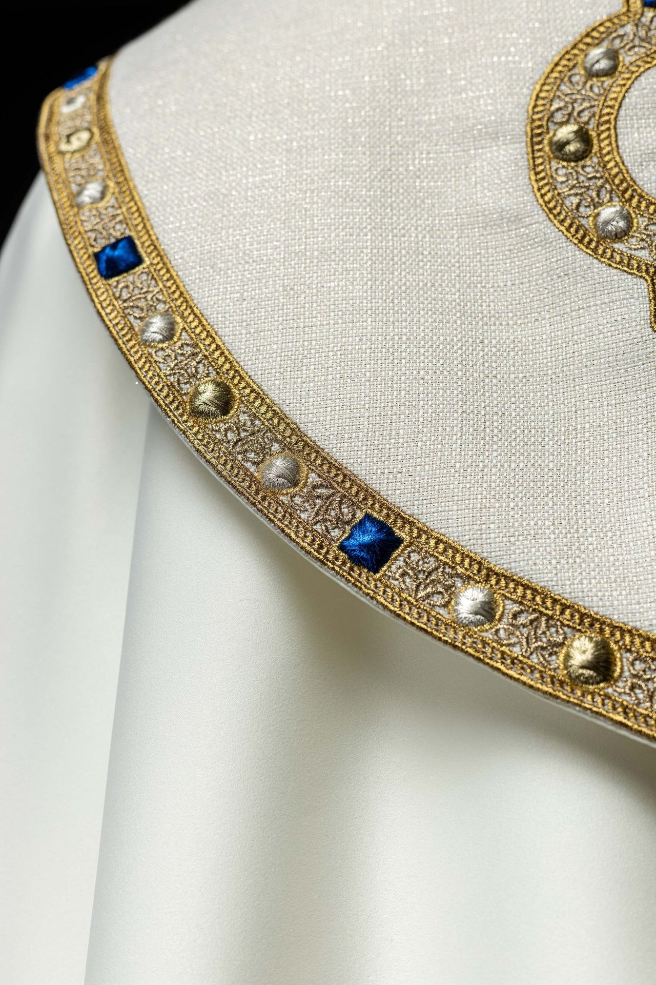 Kapa liturgiczna haftowana z herbem maryjnym