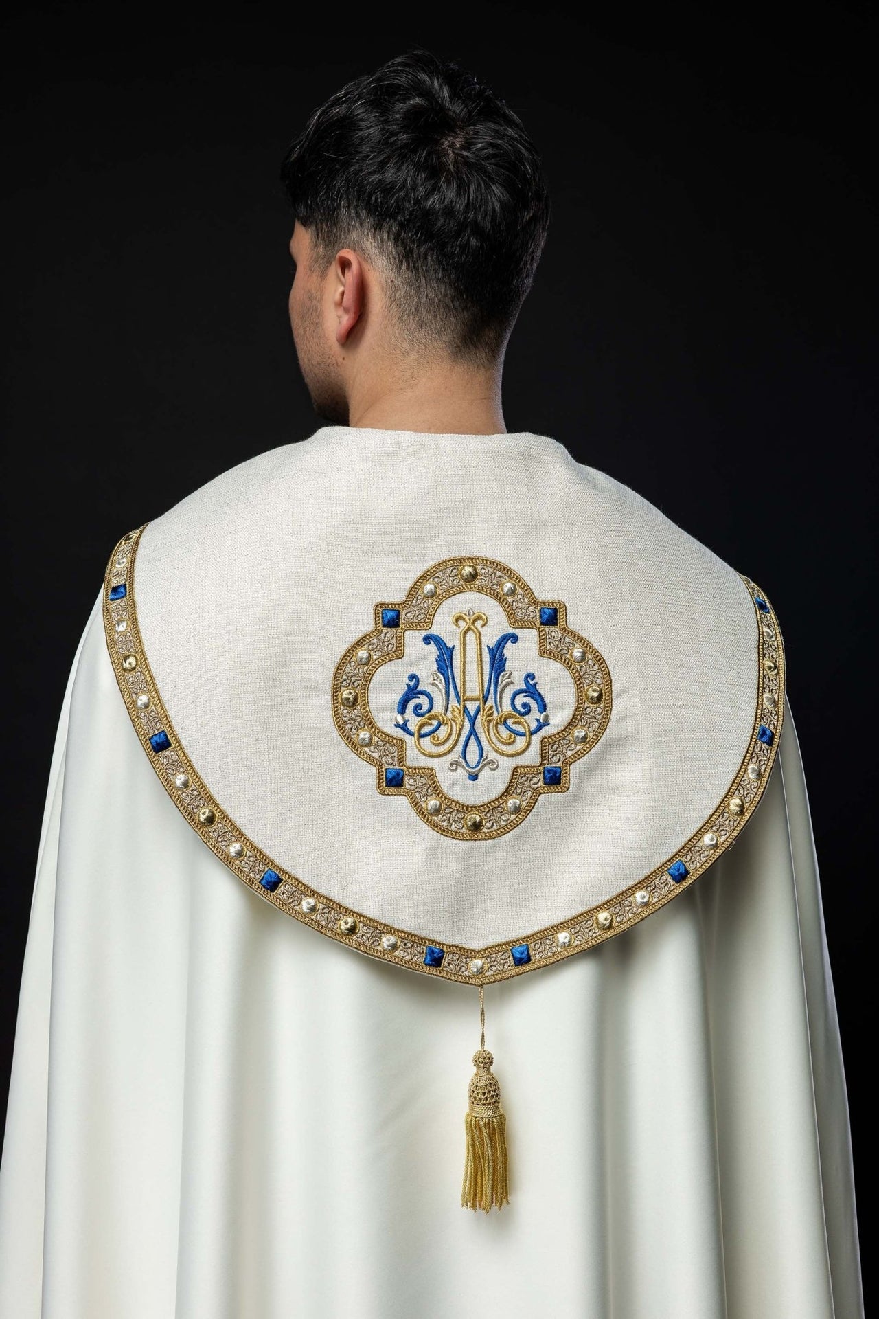 Kapa liturgiczna haftowana z herbem maryjnym