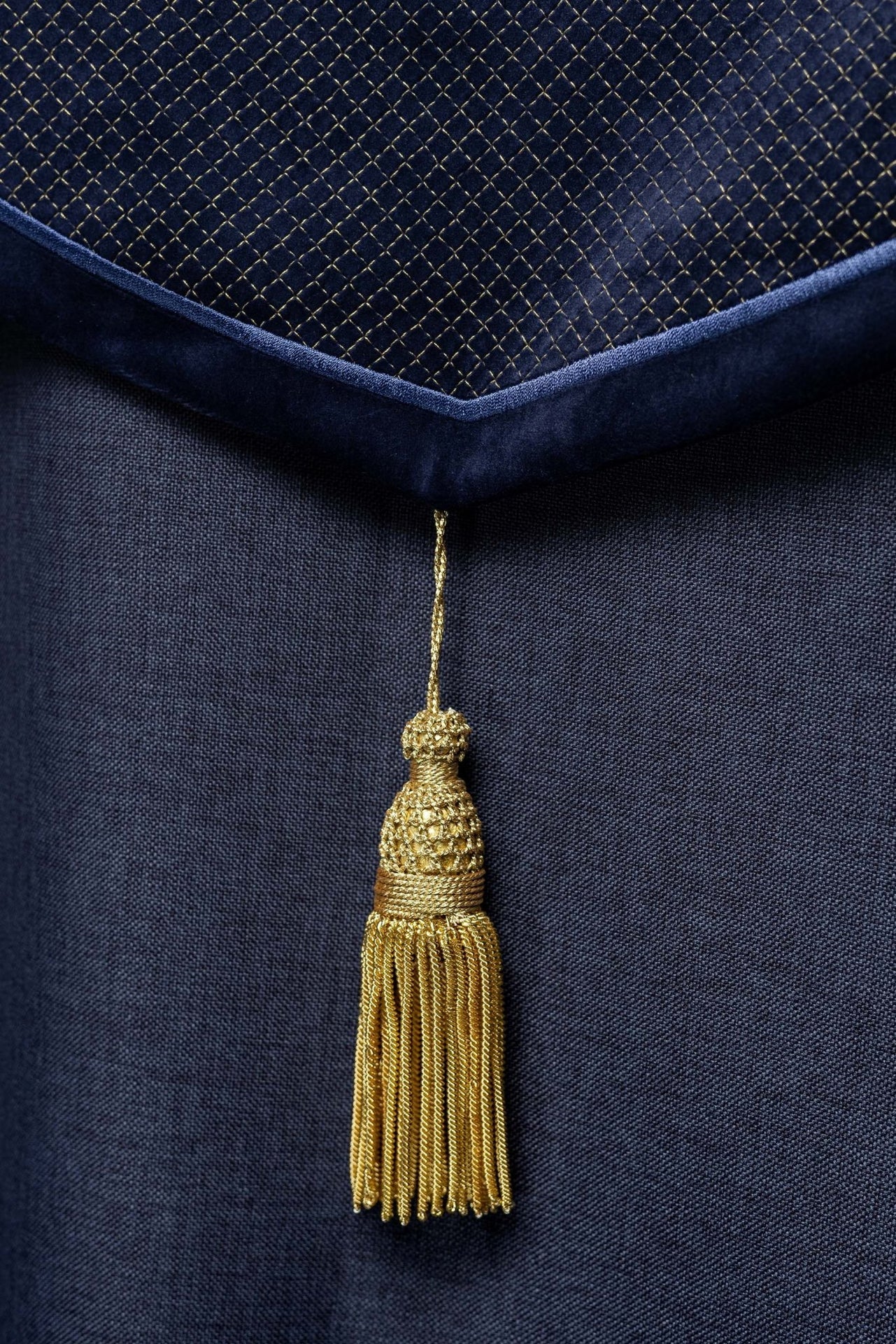 Kapa liturgiczna z aksamitnym fioletowym pasem i haftem krzyży