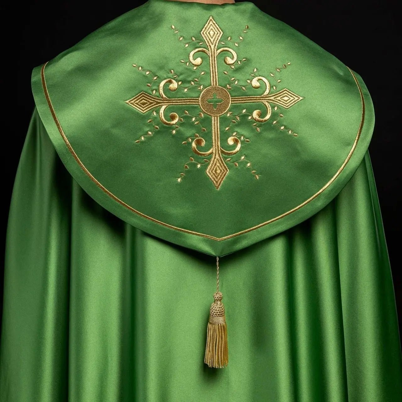 Liturgical cape with wide embroidered belt in crosses in green
