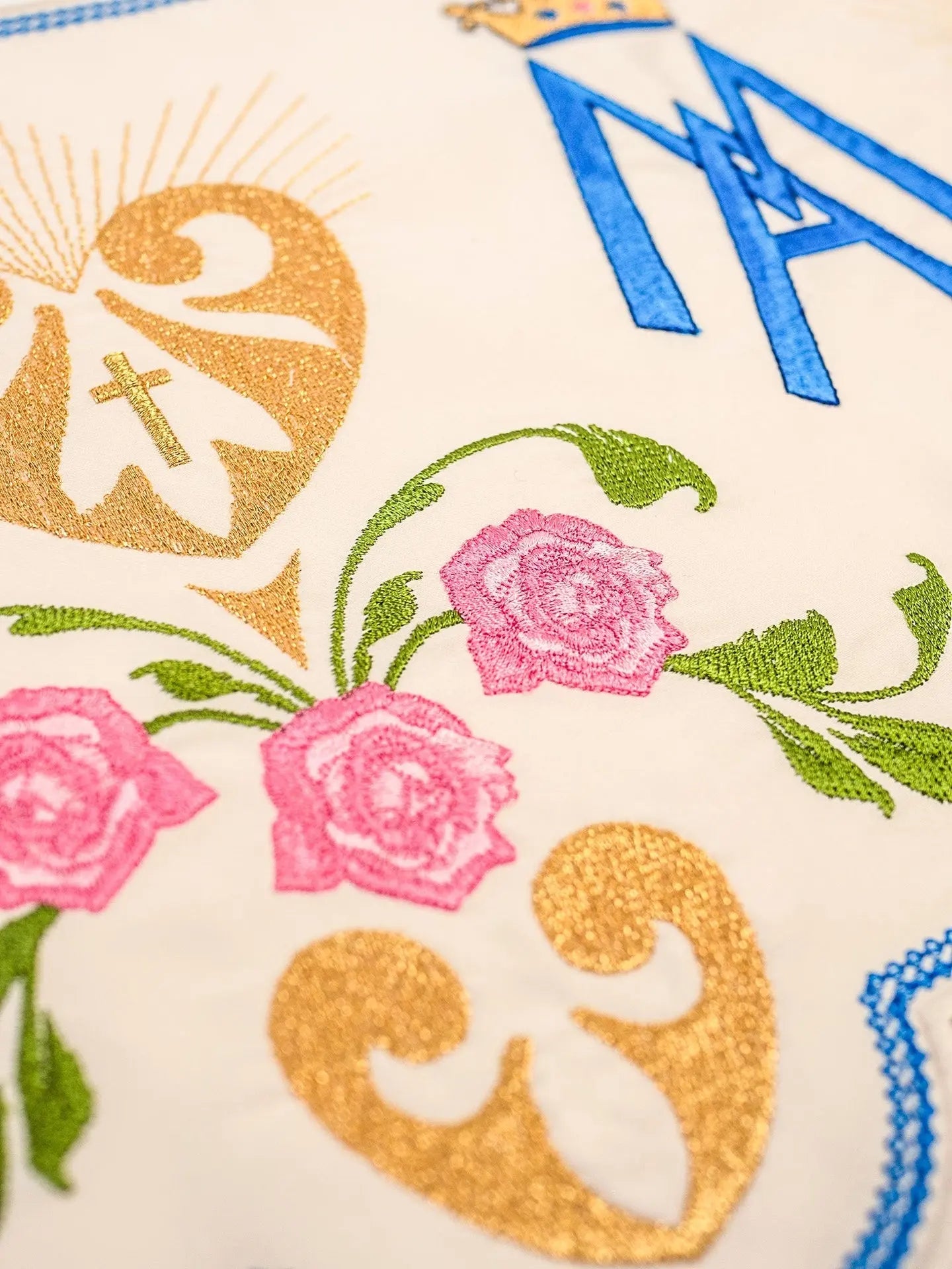 Metre with front embroidery with Marian motif ecru
