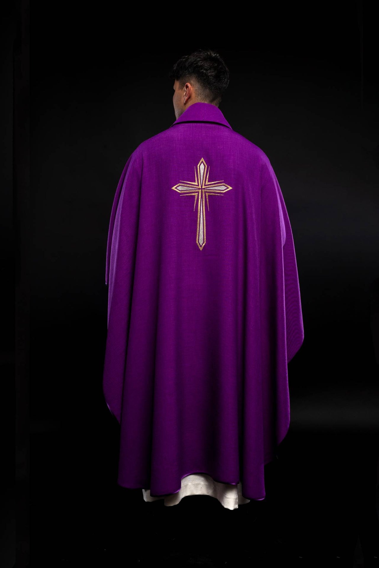 Ornat adwentowy z haftem świec