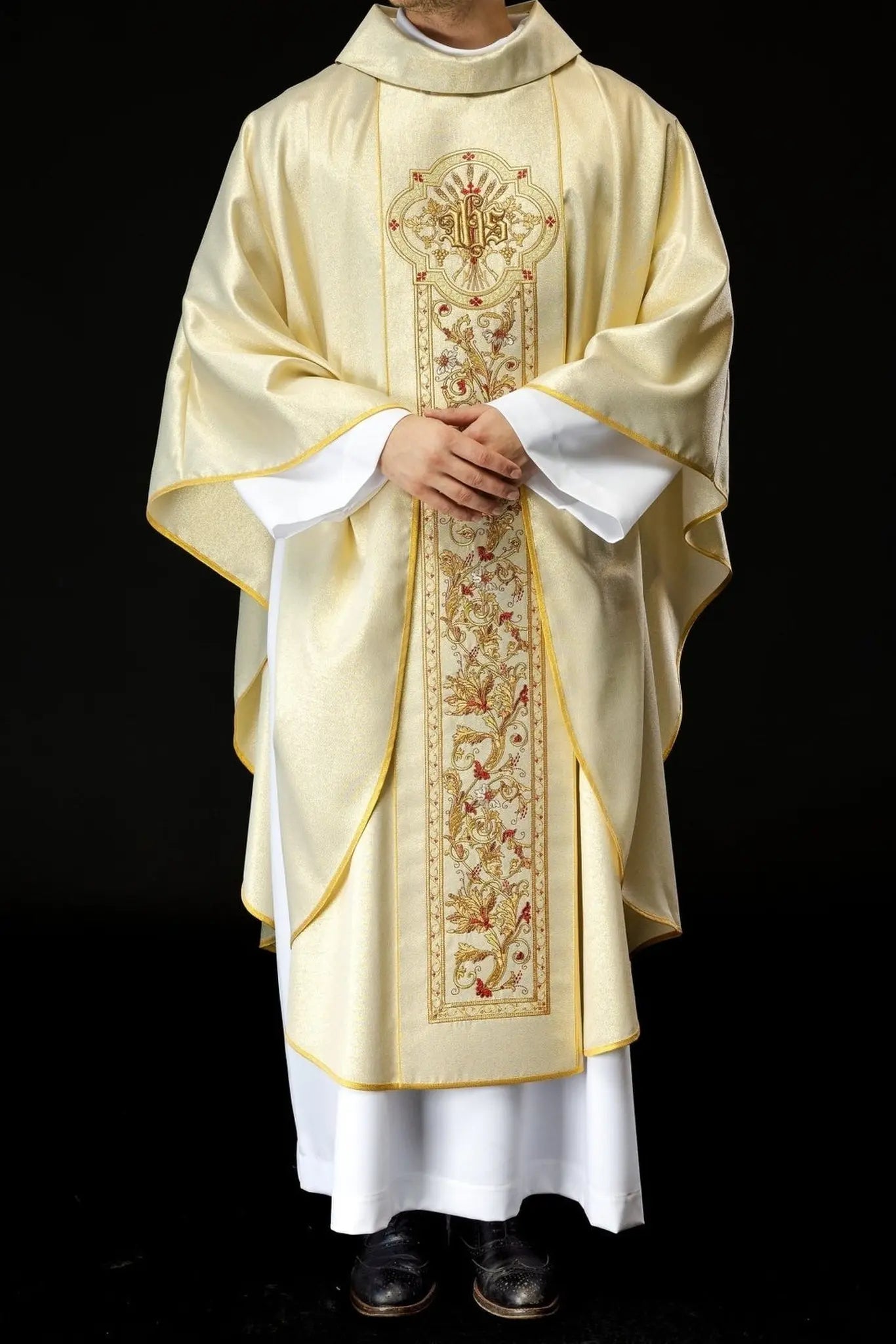 Chasuble richly decorated with IHS motif in gold color