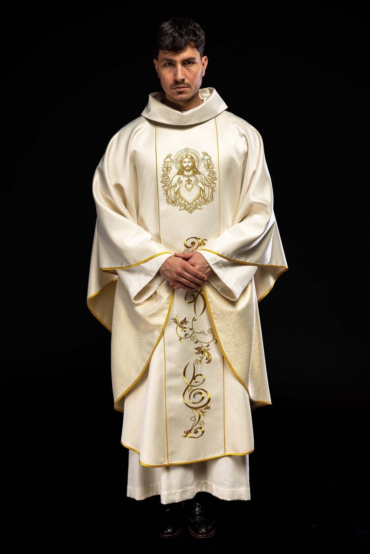 Ornat ecru z wizerunkiem Najświętszego Serca Pana Jezusa