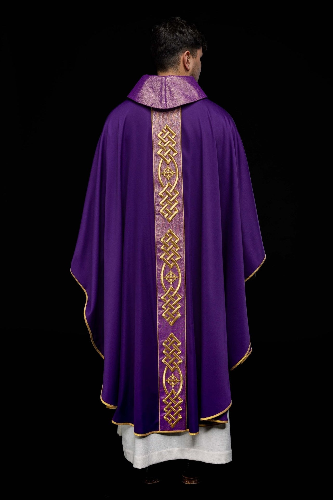 Ornat haftowany Fioletowy z Ozdobnym Pasem