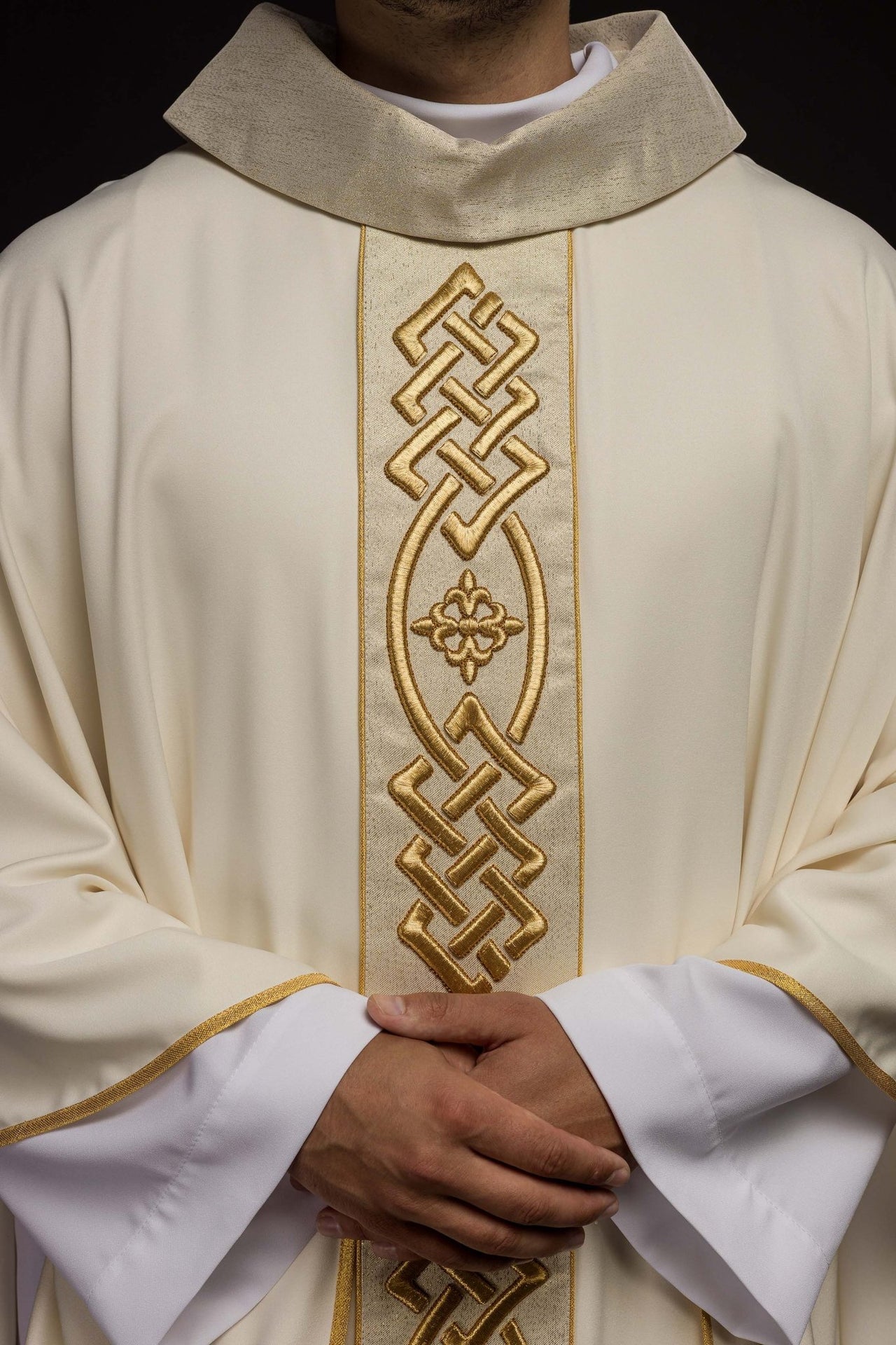 Ornat haftowany Krzyż ecru