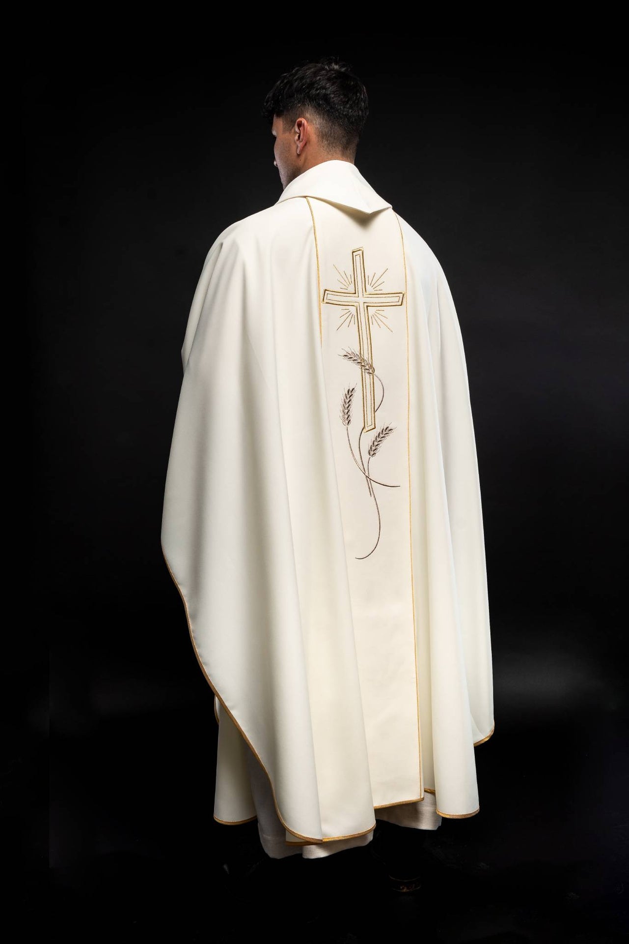 Ornat haftowany Krzyż z symbolem IHS ecru