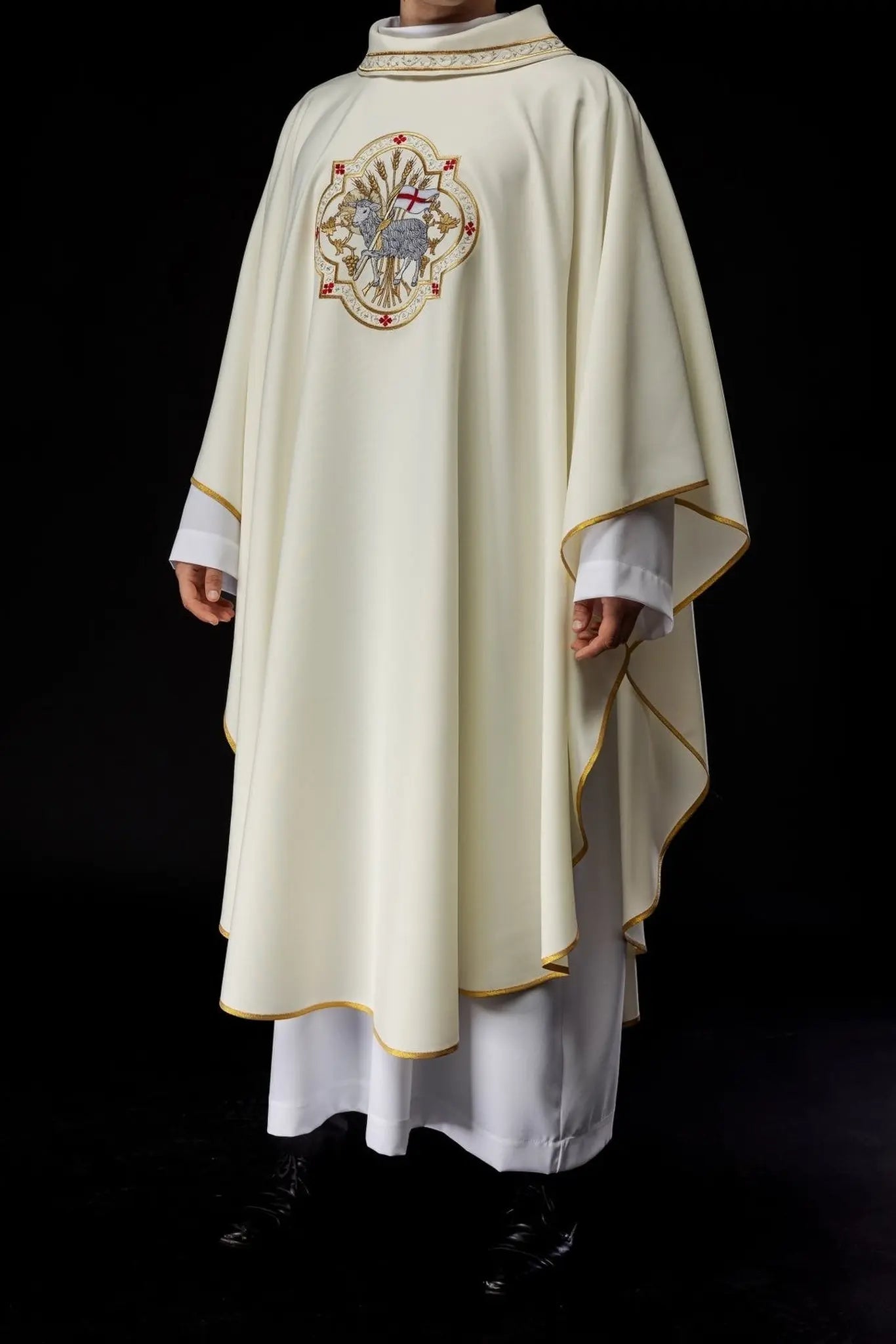Embroidered chasuble with lamb motif in ecru color