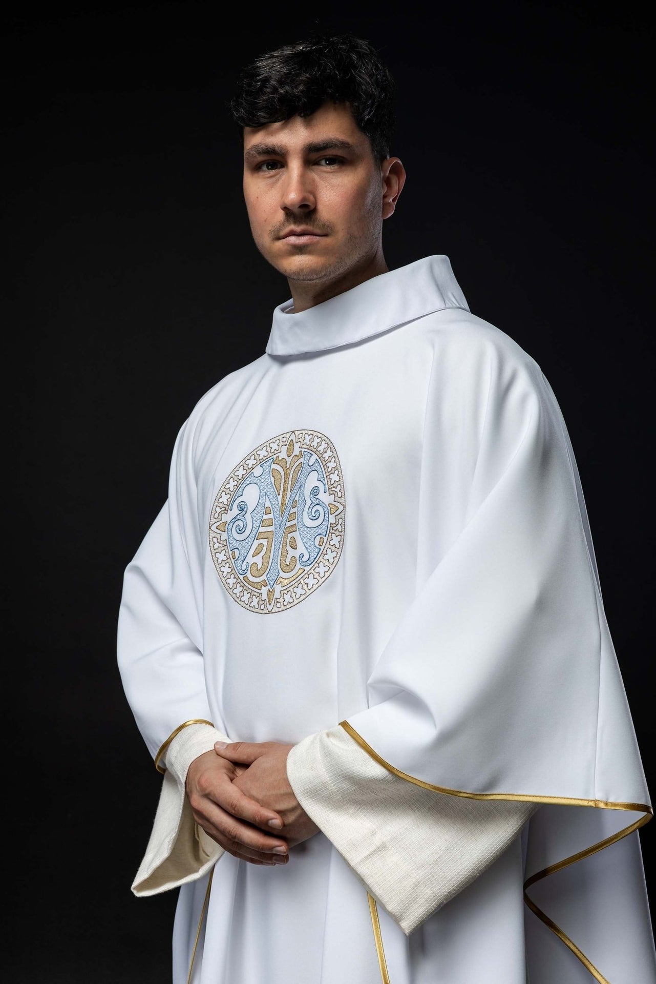 Ornat haftowany z motywem Maryjnym biały