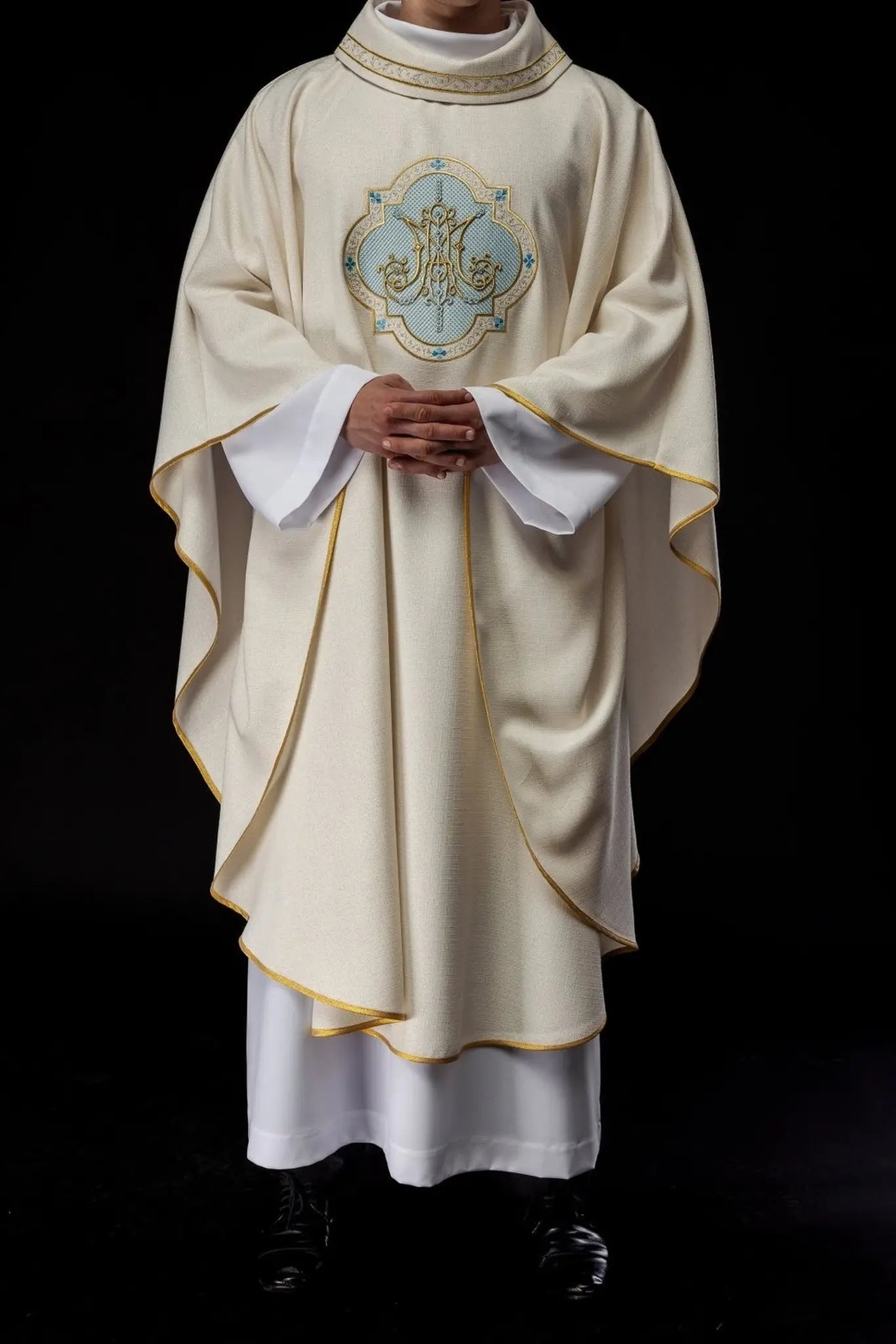 Embroidered chasuble with Marian motif ecru