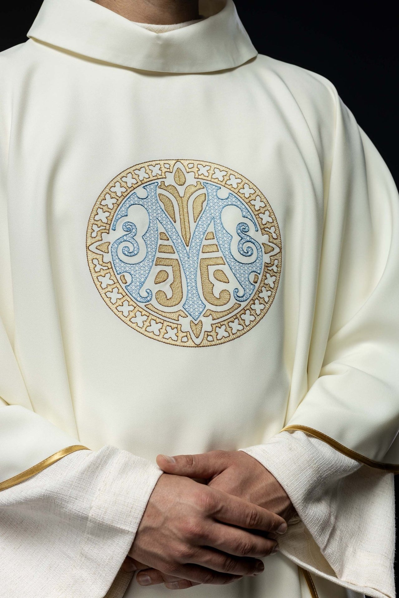 Ornat haftowany z motywem Maryjnym ecru