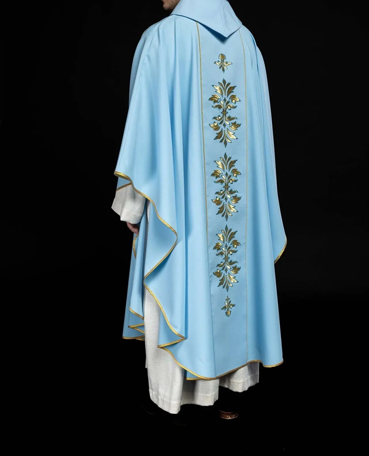 Embroidered chasuble with Marian motif Blue