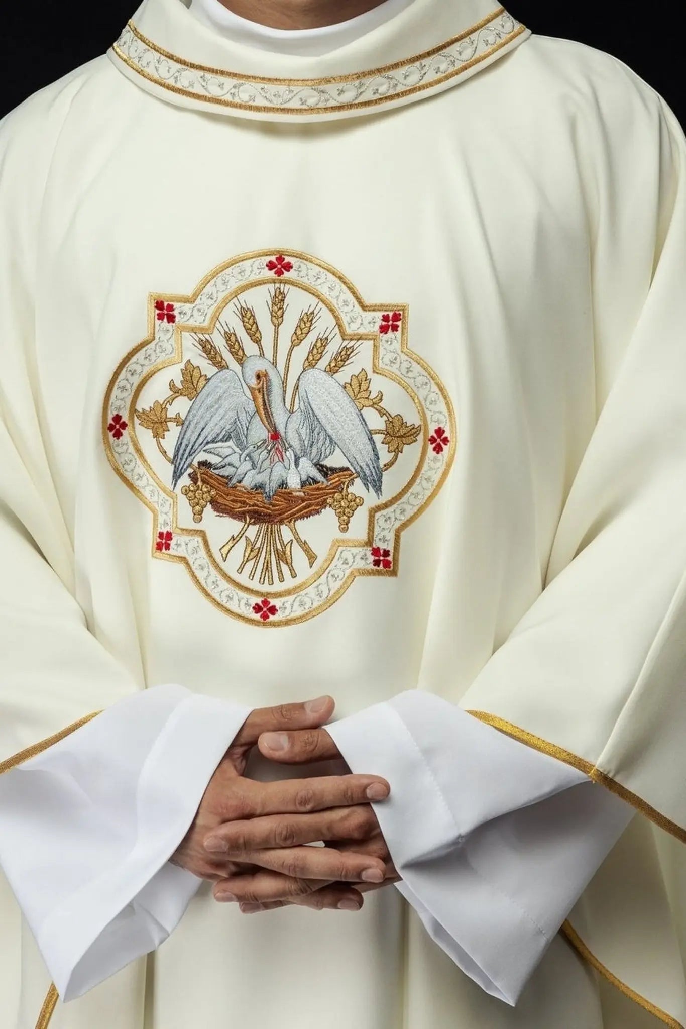 Embroidered chasuble with Pelican motif ecru