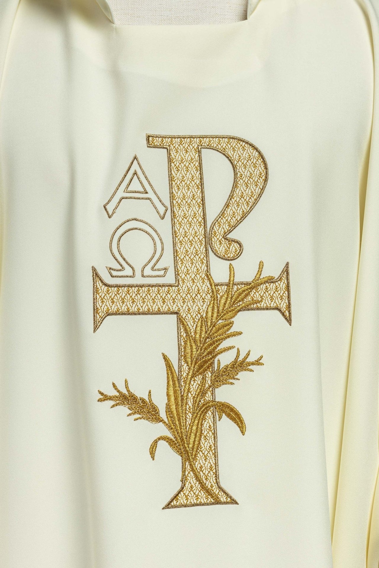 Ornat haftowany z symbolem Alfa i Omega z szerokim kołnierzem ecru