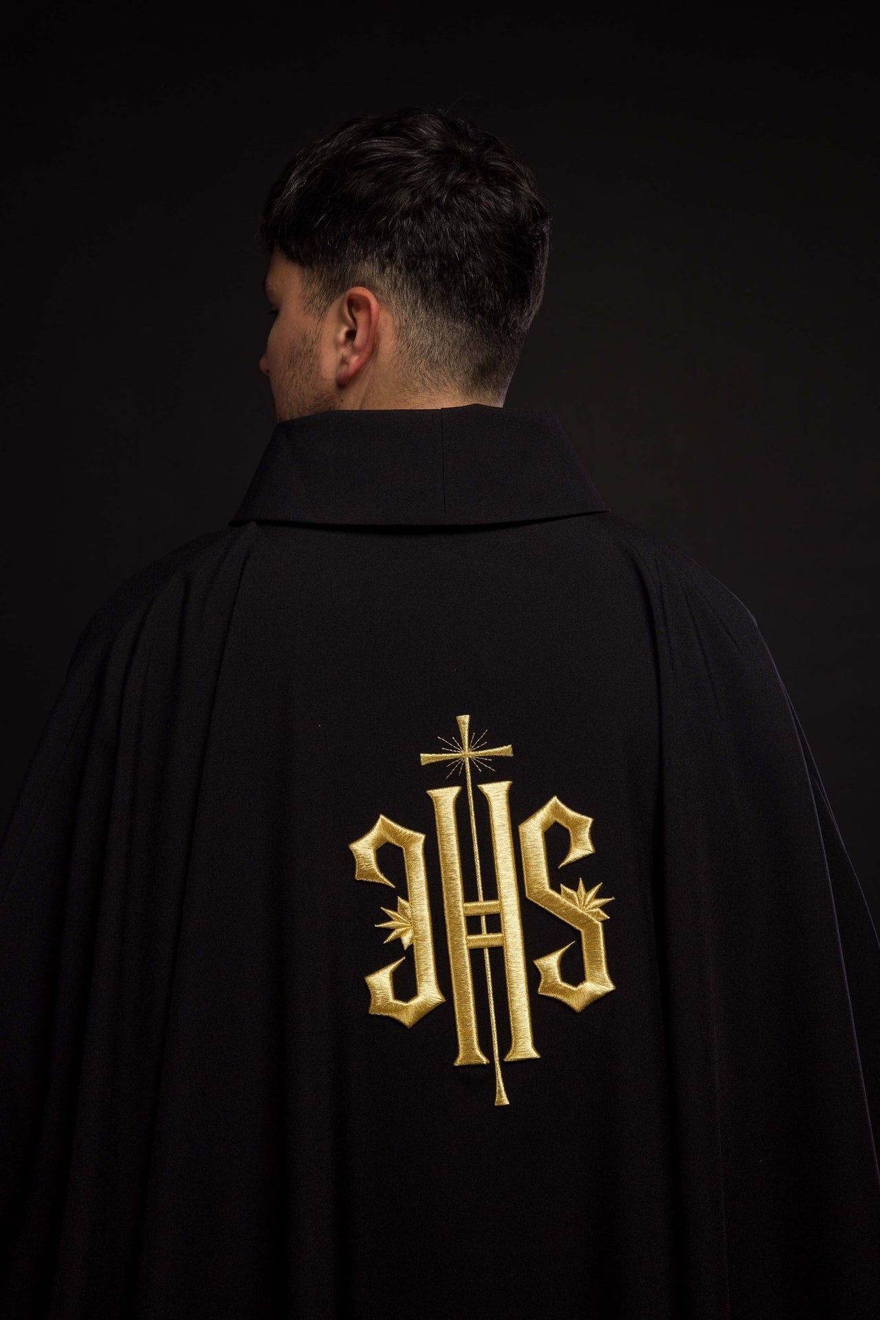 Ornat haftowany z symbolem IHS czarny