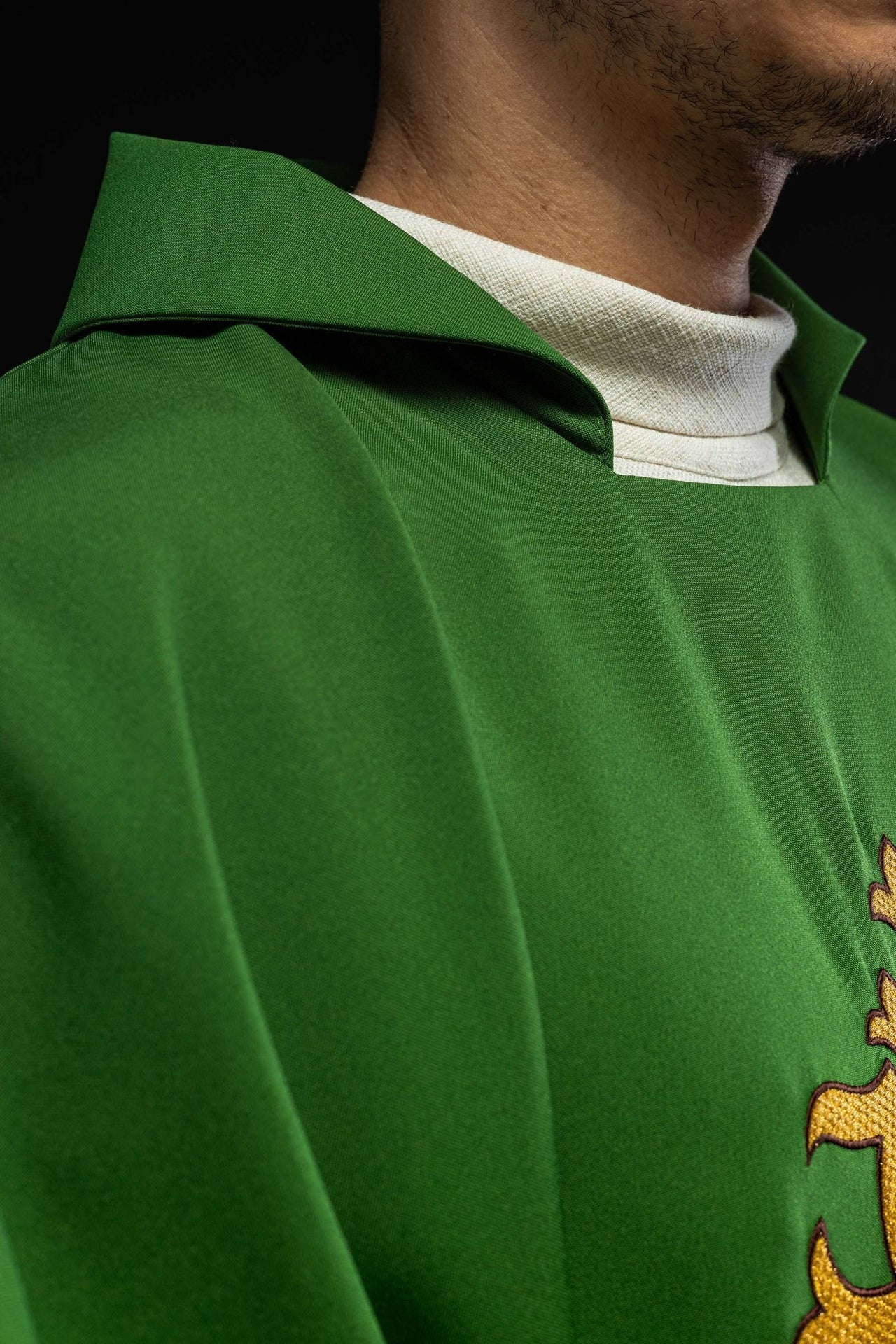 Ornat haftowany z symbolem JHS i szerokim kołnierzem zielony