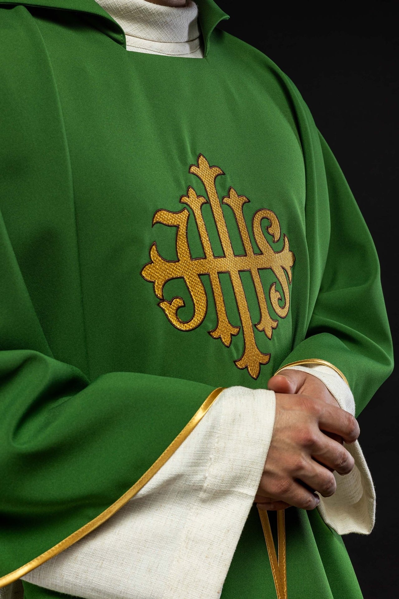 Ornat haftowany z symbolem JHS i szerokim kołnierzem zielony