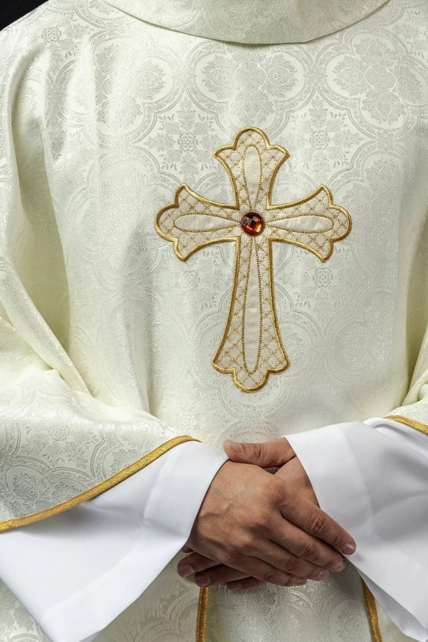 Embroidered chasuble with symbol of the cross ecru
