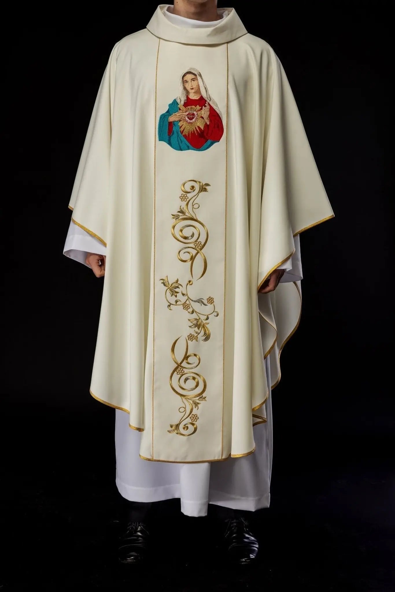 Embroidered chasuble with an image of the Heart of Mary