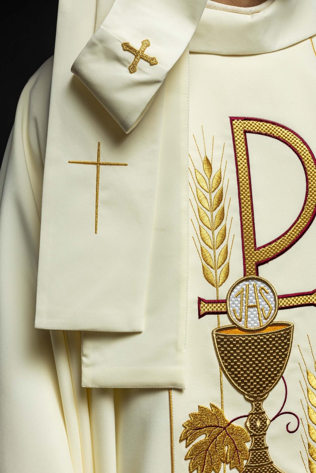 Ornat haftowany z wzorem Kielicha IHS w kolorze ecru