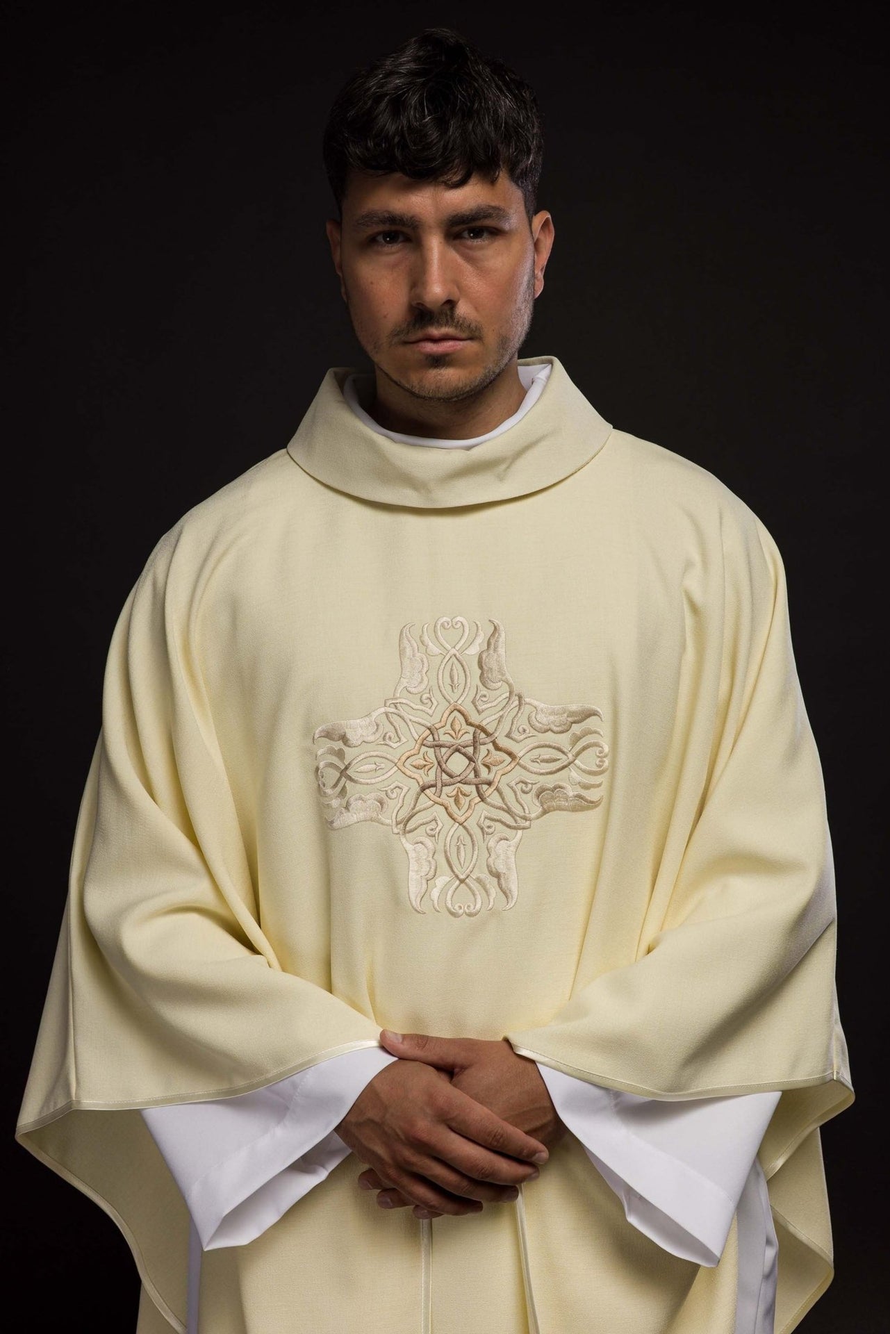 Ornat haftowany z wzorem Krzyża w kolorze ecru