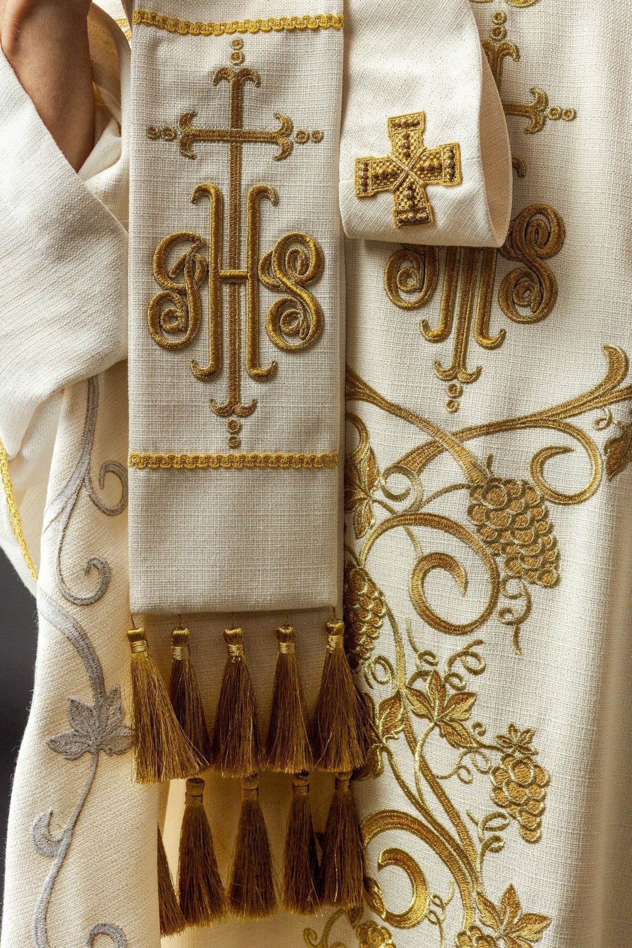 Ornat liturgiczny ecru zdobiony haftem IHS i winogronami