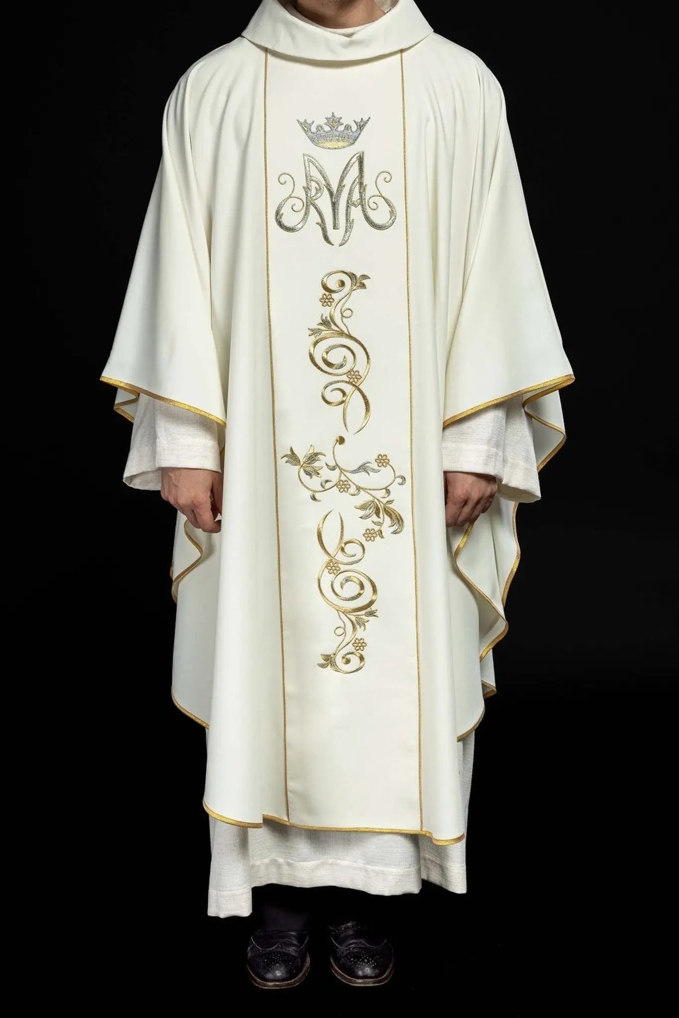 Marian liturgical chasuble with ecru embroidered belt