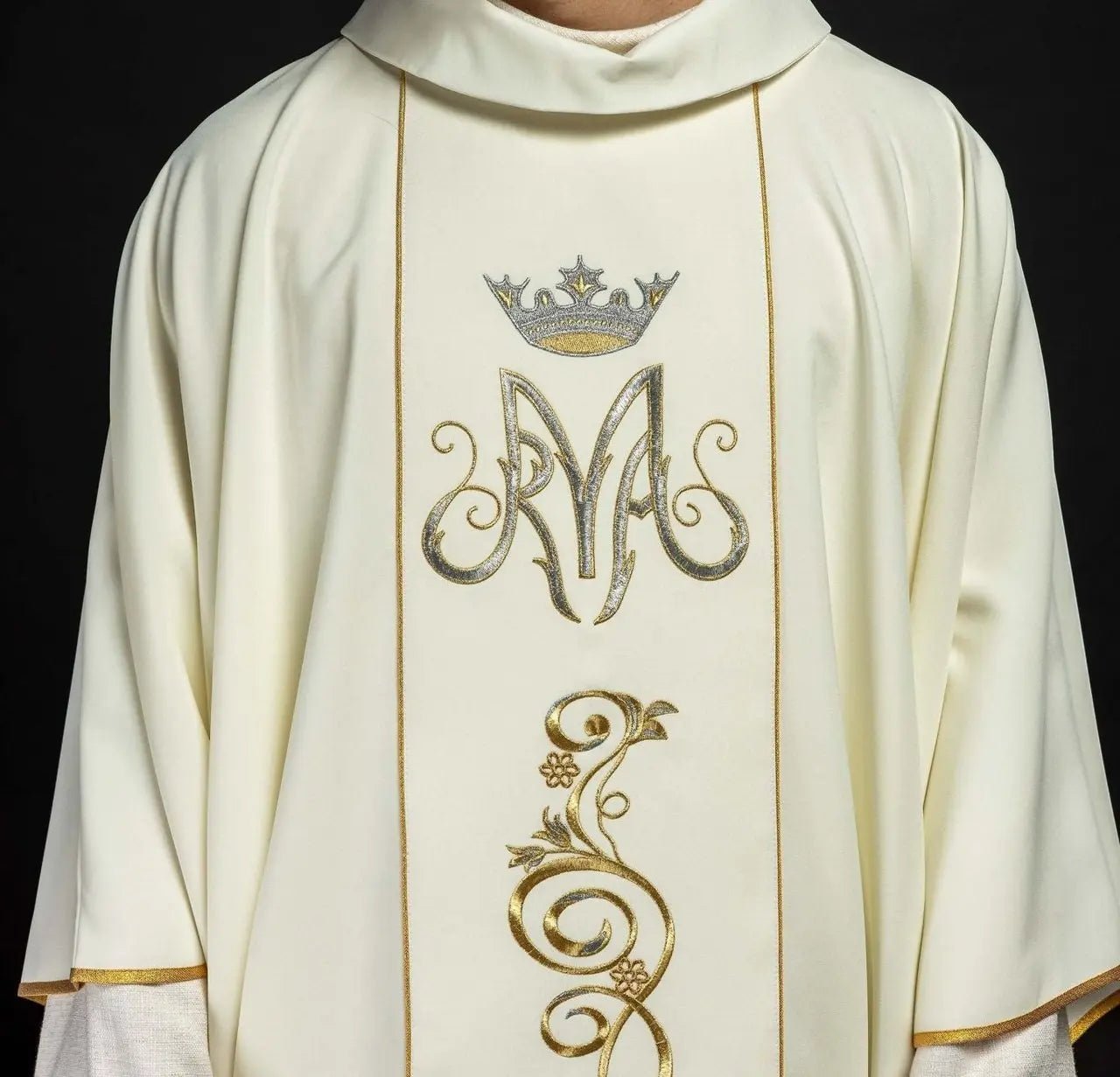 Marian liturgical chasuble with ecru embroidered belt