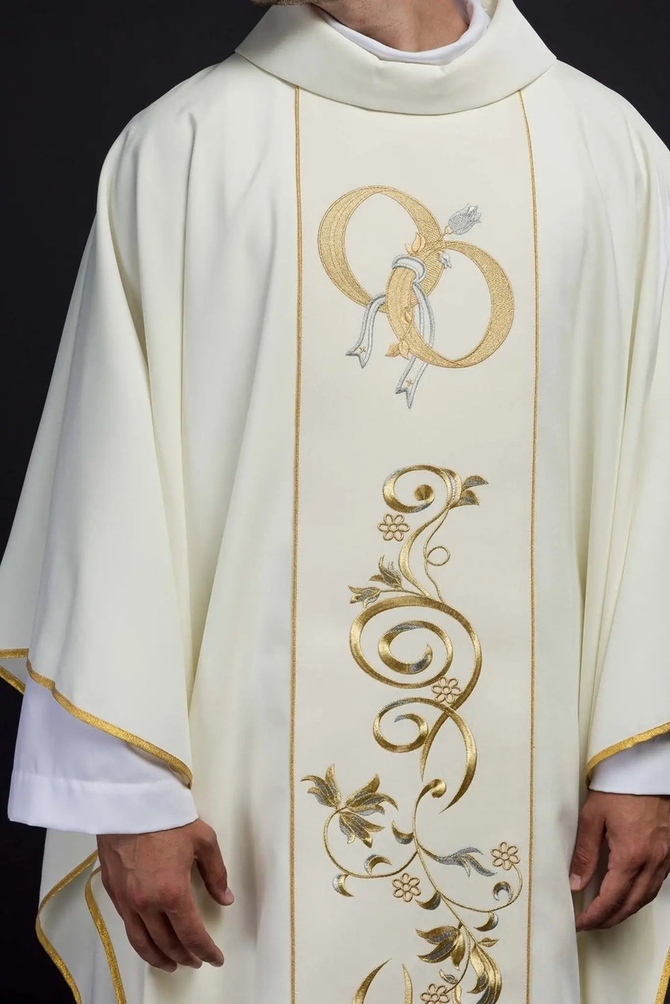 Wedding chasuble with wedding rings in ecru
