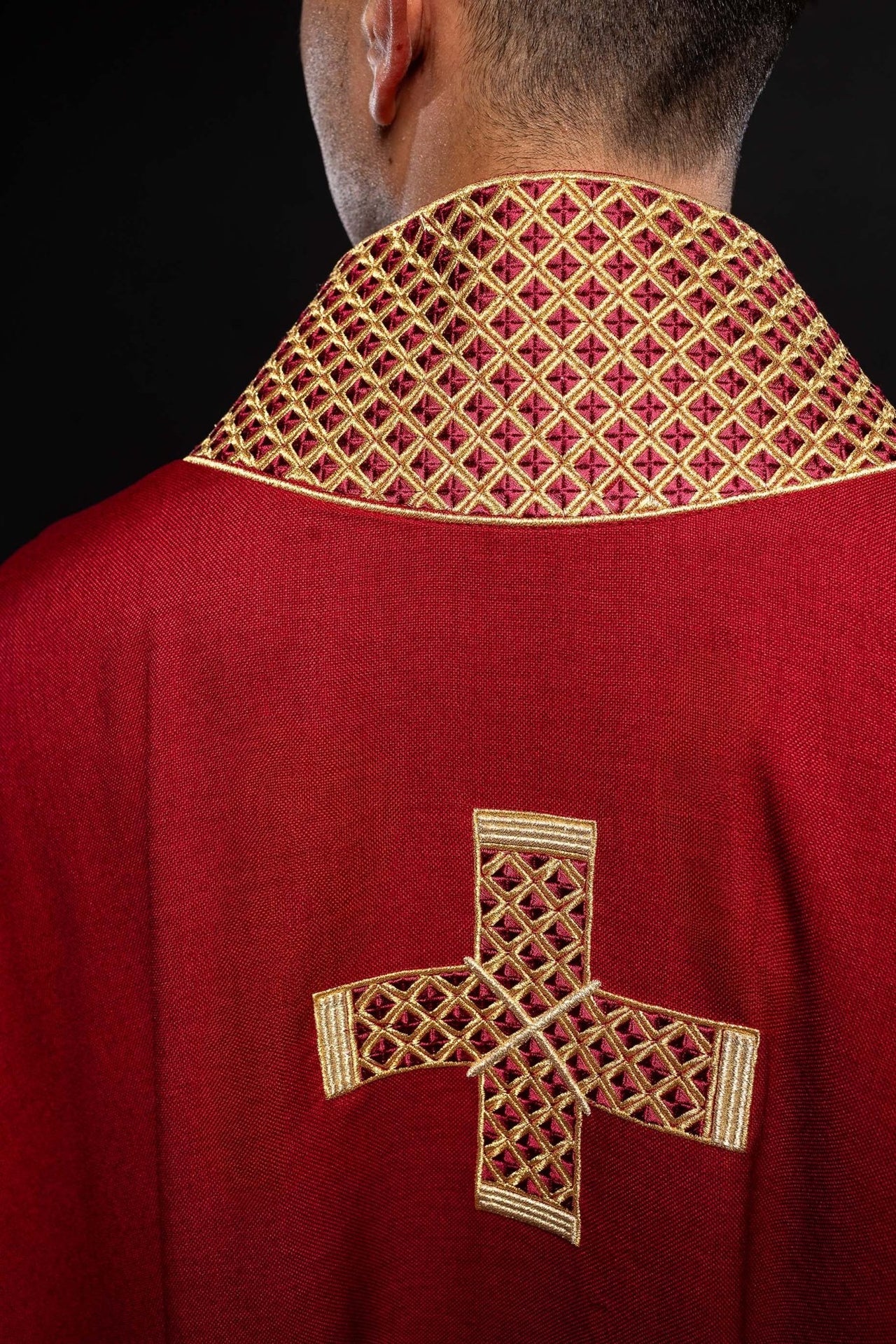 Ornat w kolorze czerwonym z haftowanymi krzyżami i kołnierzem