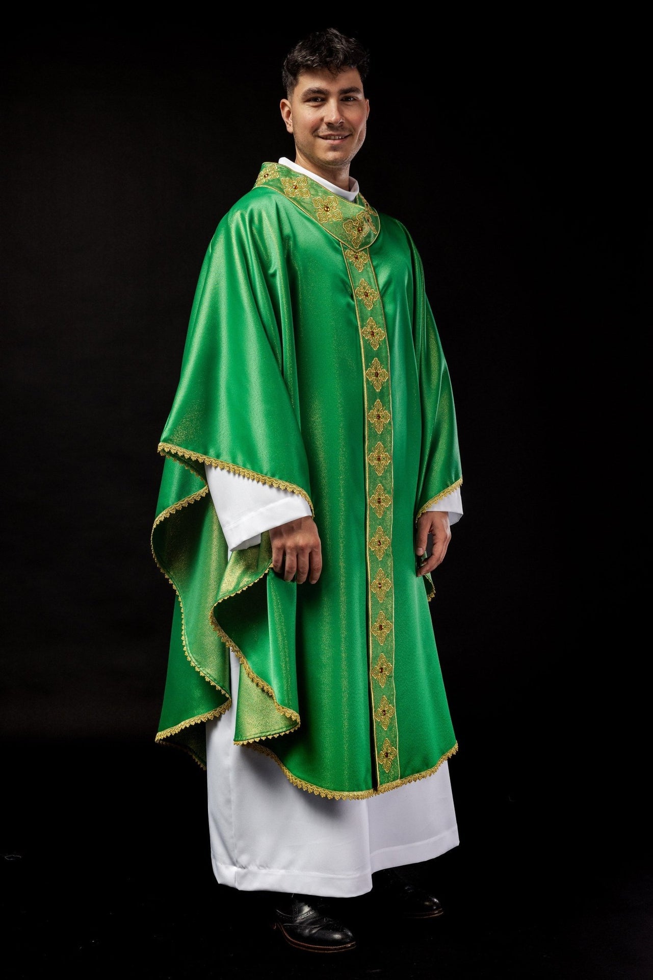 Ornat w kolorze zielonym z haftowanym pasem i kołnierzem ozdobiony kamieniami